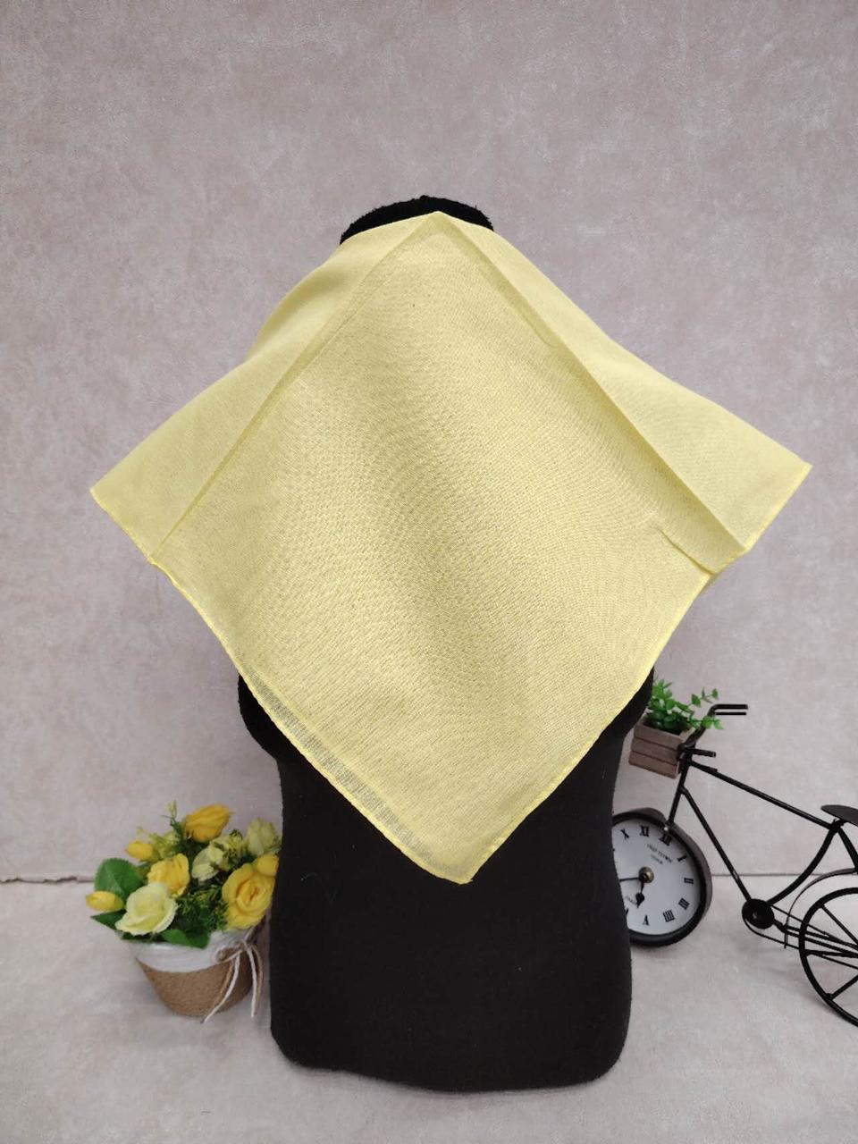 На фото 1 - Платок косынка на голову и шею, хлопок, цвет лимонный