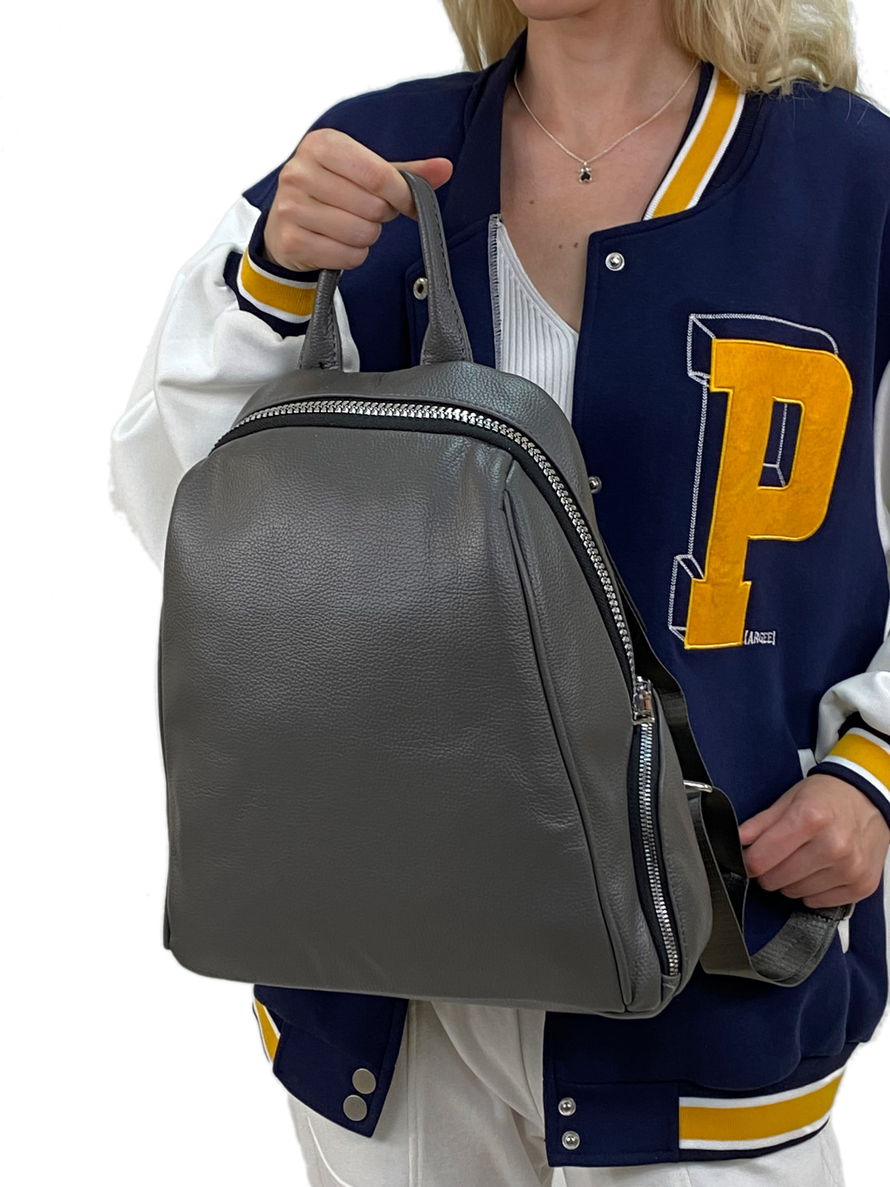 На фото 1 - Женский рюкзак из искусственной кожи, цвет серый
