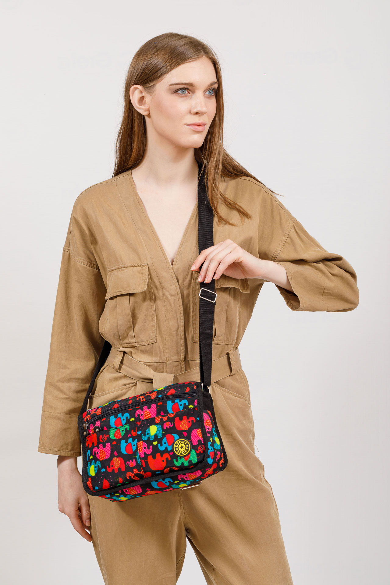 На фото 5 - Женская тканевая сумка кросс-боди, цвет фуксия