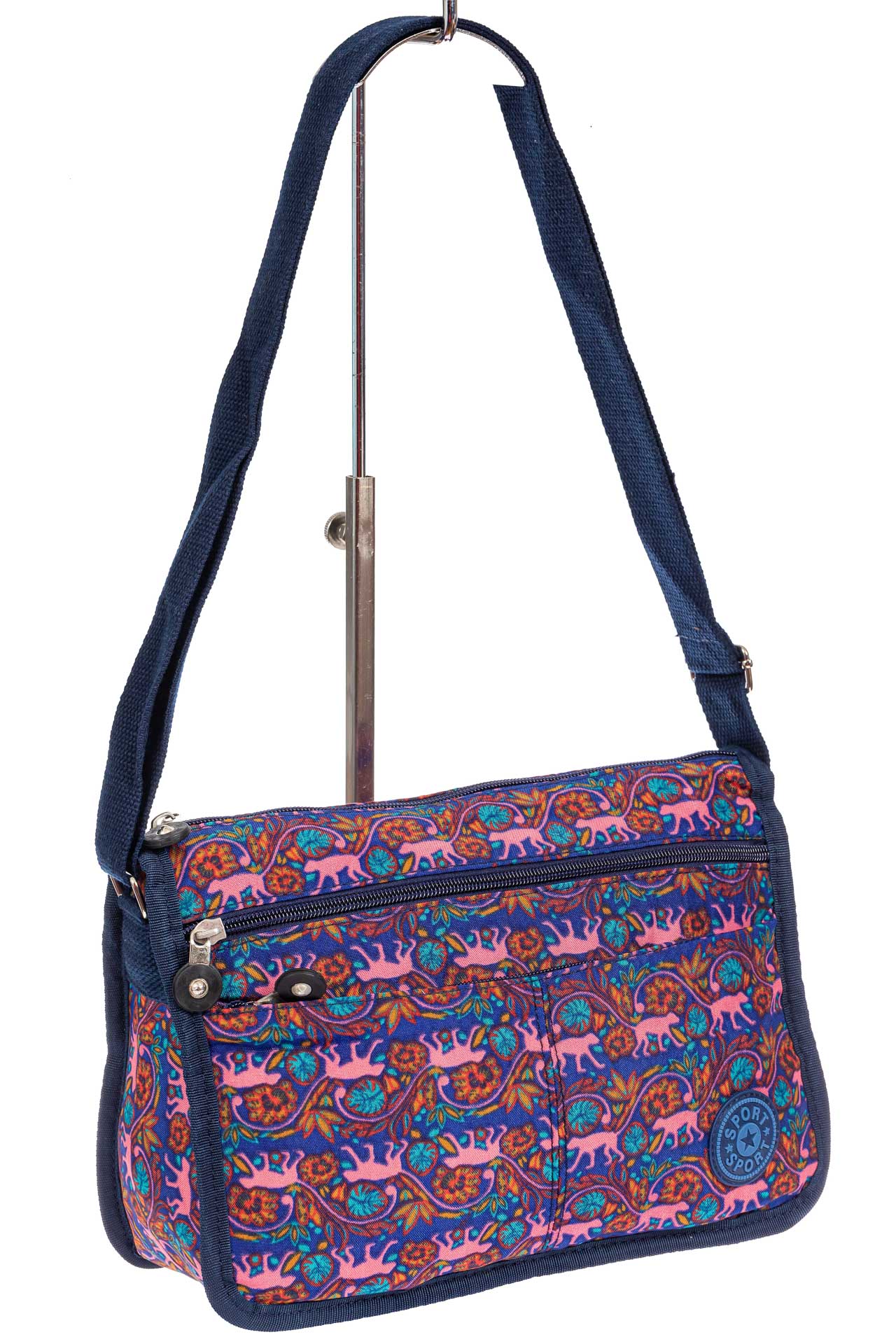 На фото 1 - Женская тканевая сумка кросс-боди с принтом, цвет комбинированный