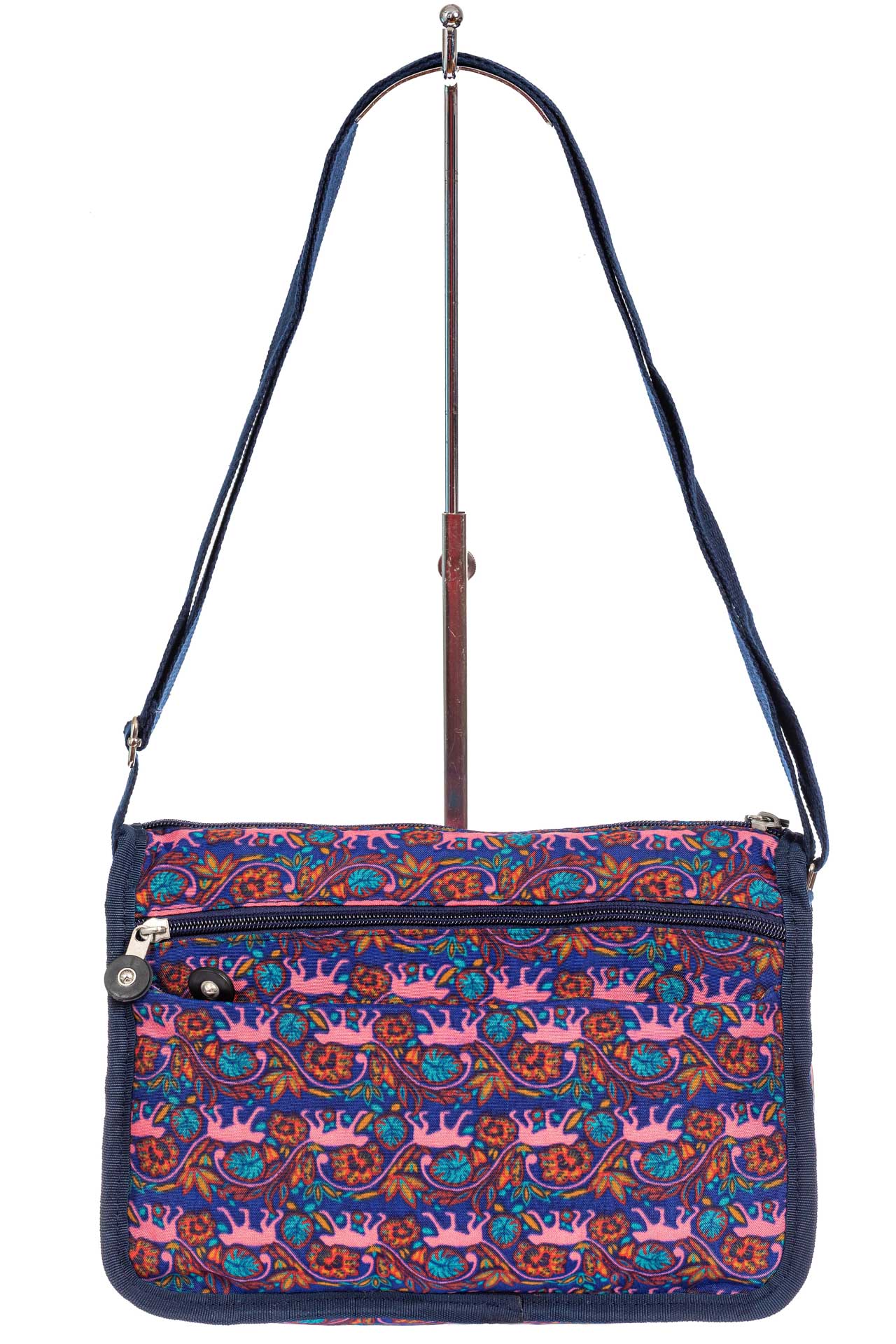 На фото 3 - Женская тканевая сумка кросс-боди с принтом, цвет комбинированный