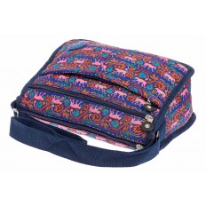 На фото 4 - Женская тканевая сумка кросс-боди с принтом, цвет комбинированный