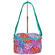 На фото 3 - Женская текстильная сумка кросс-боди в мелкий цветочек, мультицвет 