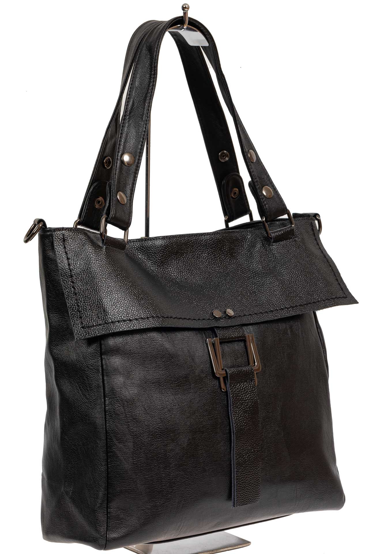 На фото 1 - Чёрная женская сумка из искусственной кожи с декоративным клапаном