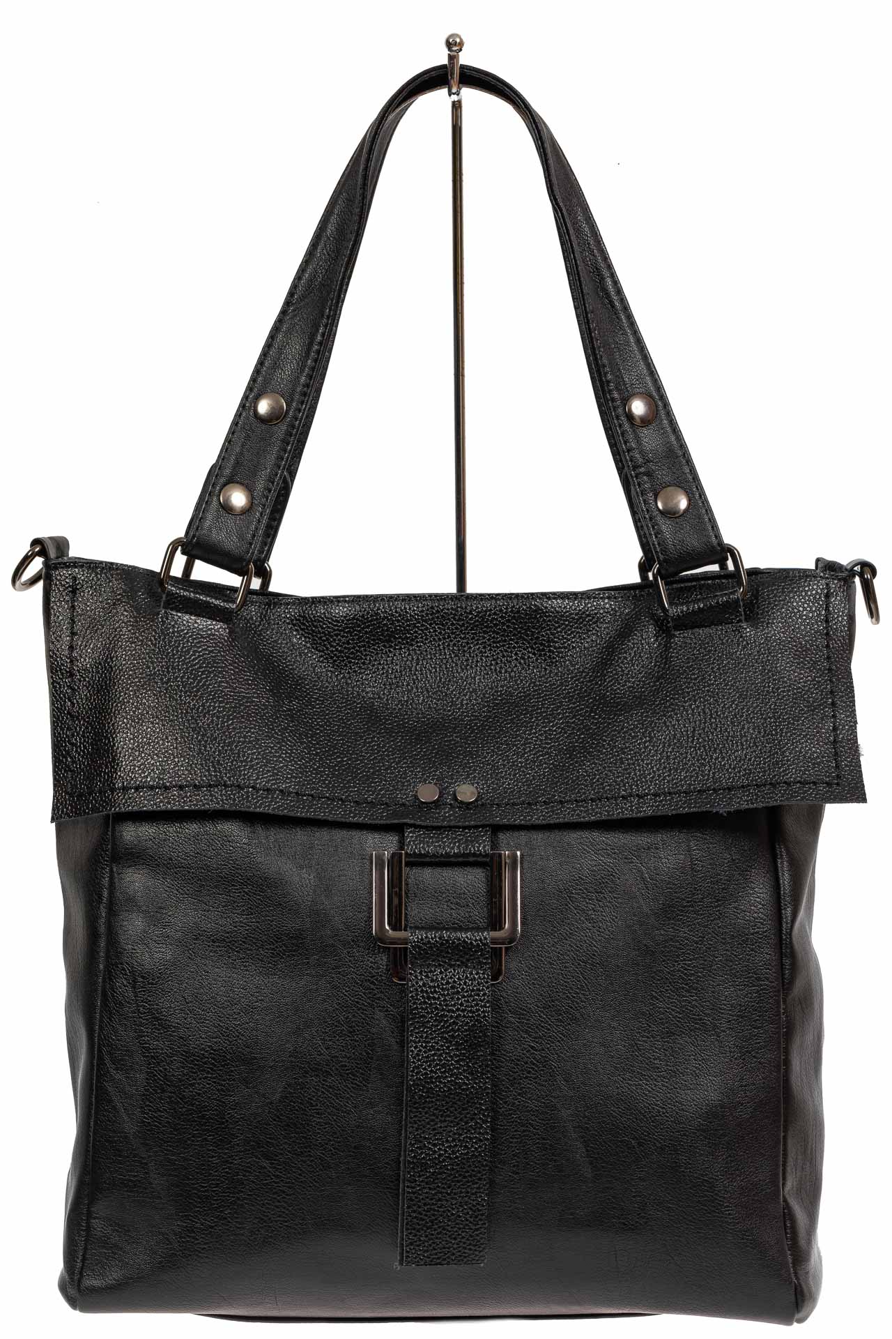 На фото 2 - Чёрная женская сумка из искусственной кожи с декоративным клапаном