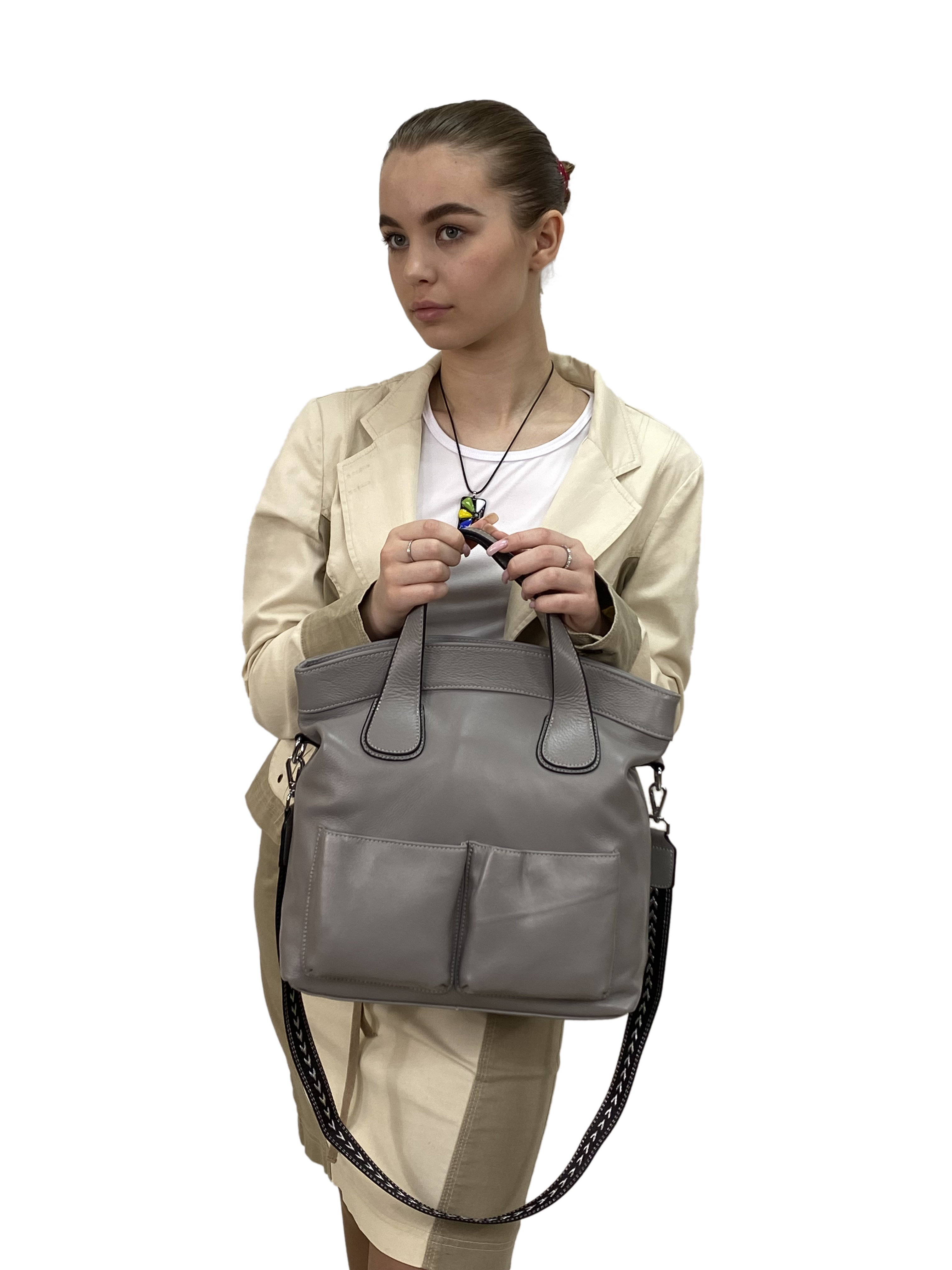 На фото 1 - Женская сумка тоут из натуральной кожи, цвет светло серый