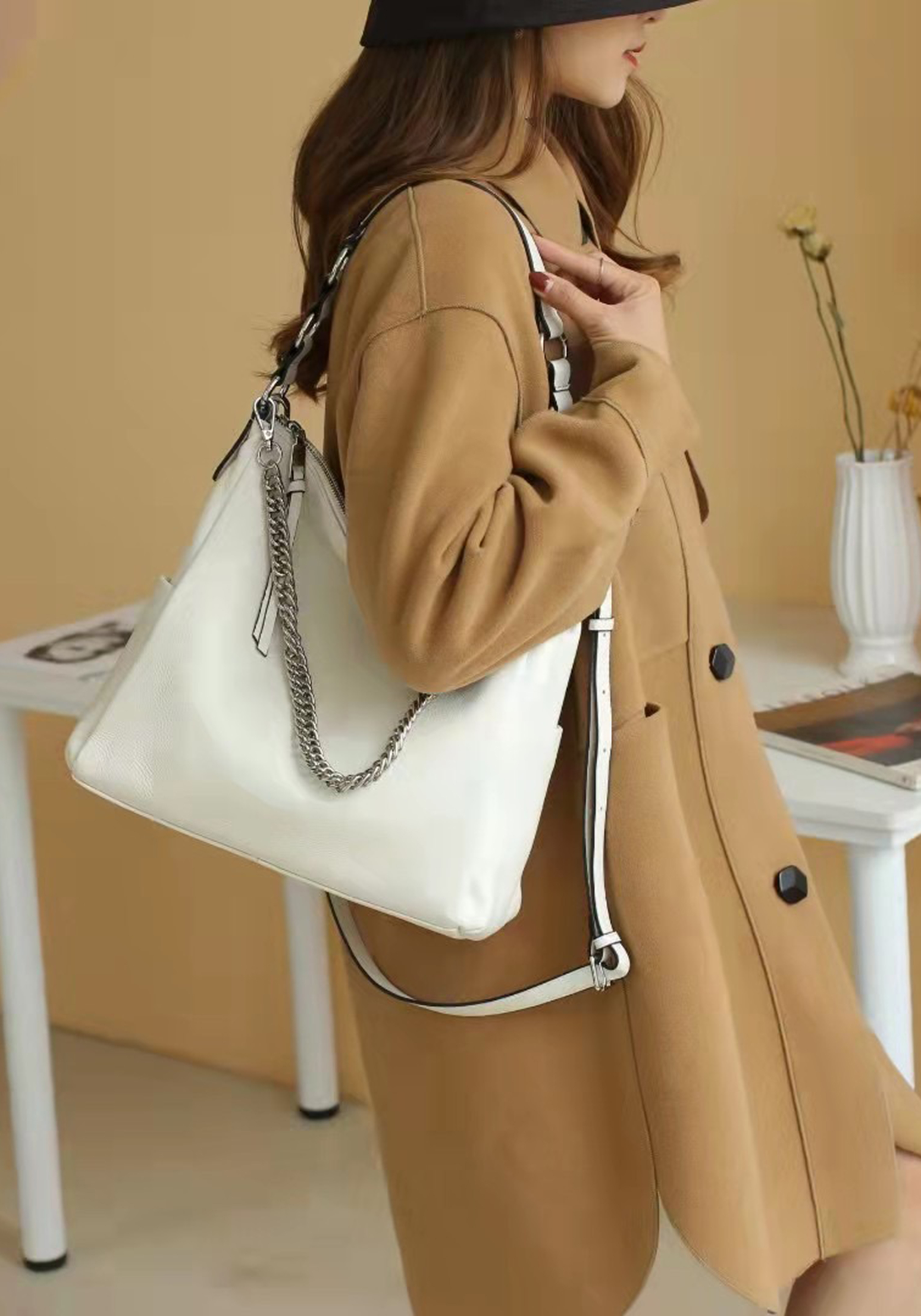На фото 3 - Женская сумка из натуральной кожи, цвет белый