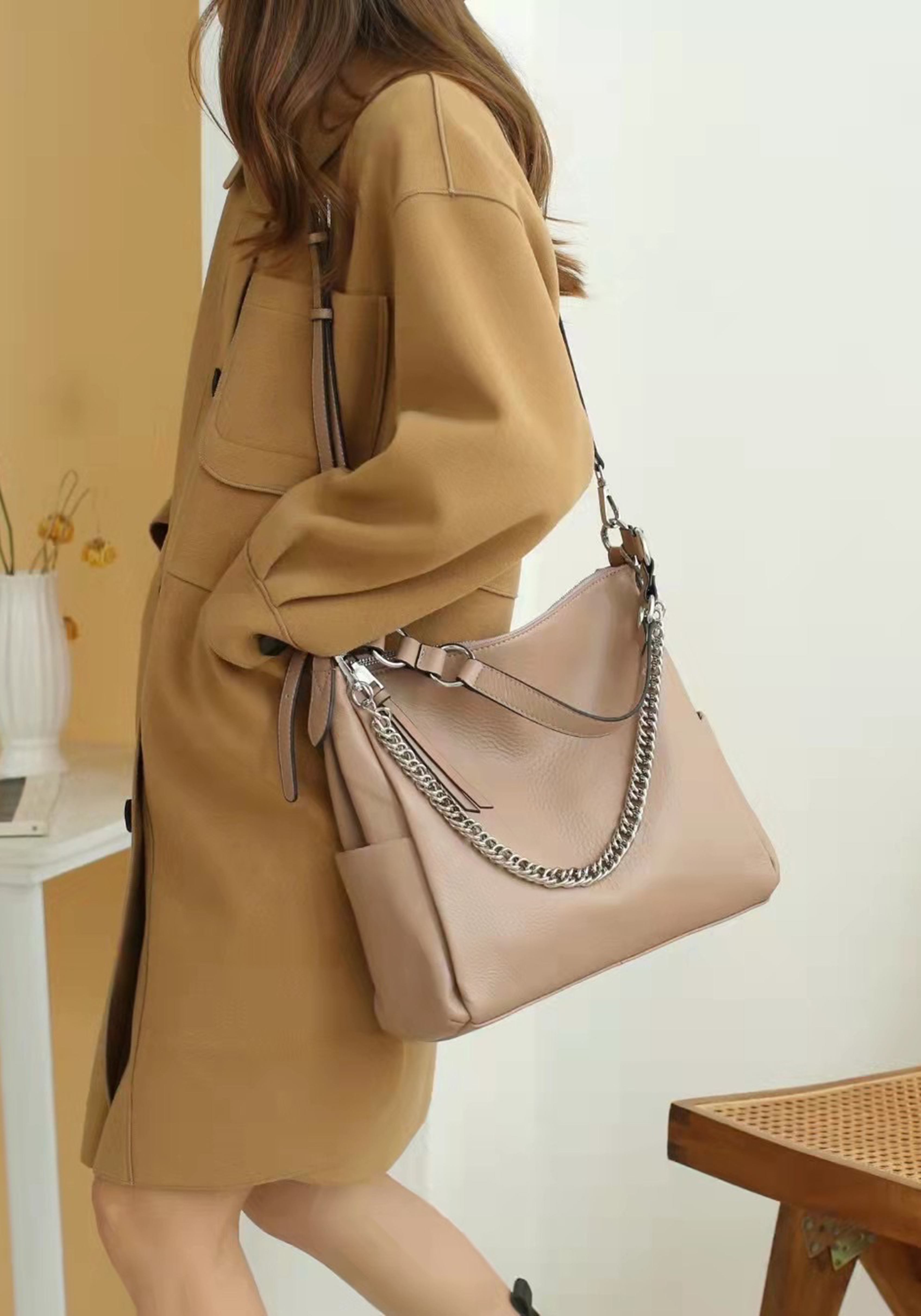 На фото 1 - Женская сумка из натуральной кожи, цвет пудра