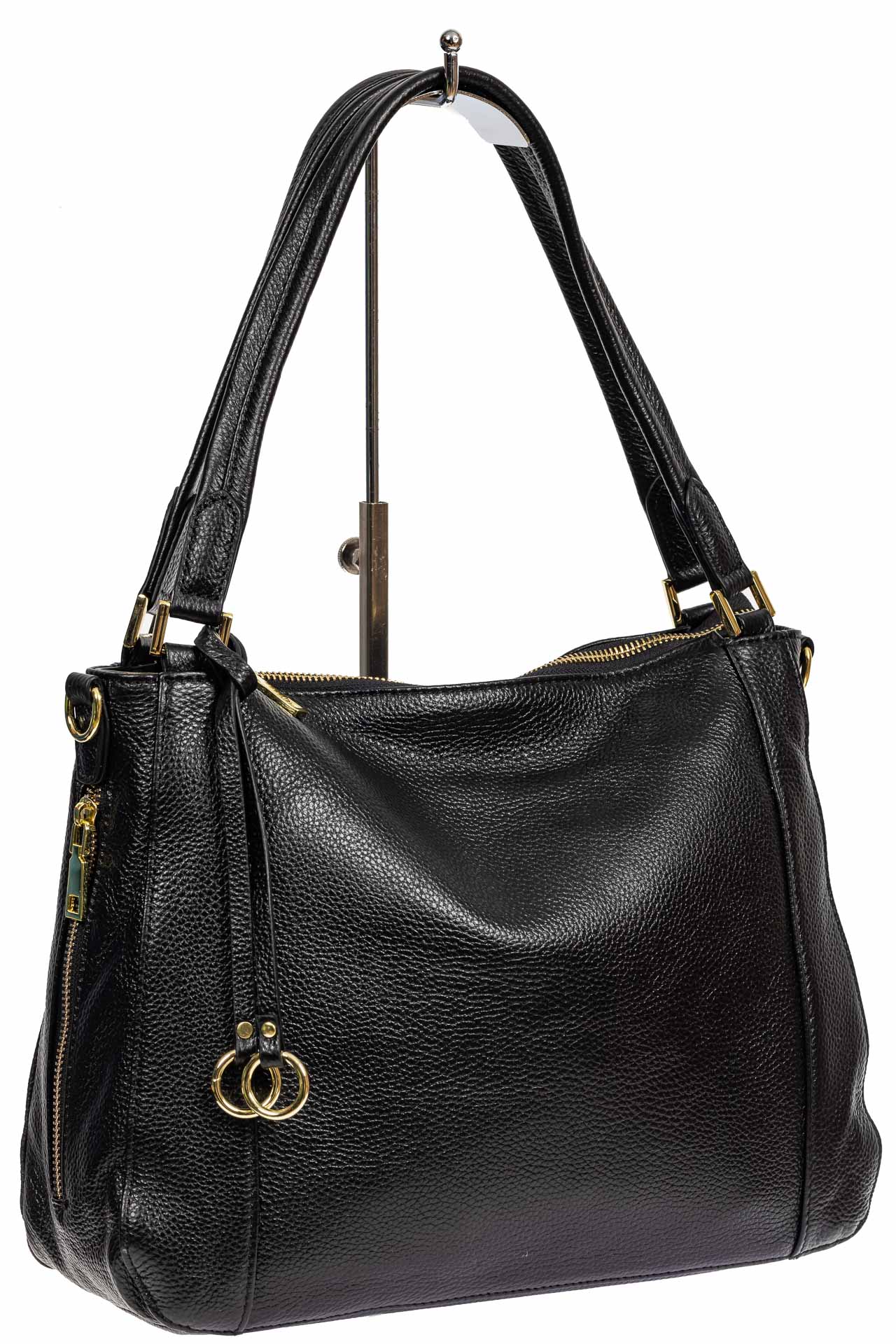 На фото 1 - Классическая женская сумка из натуральной кожи с декоративной подвеской, цвет чёрный