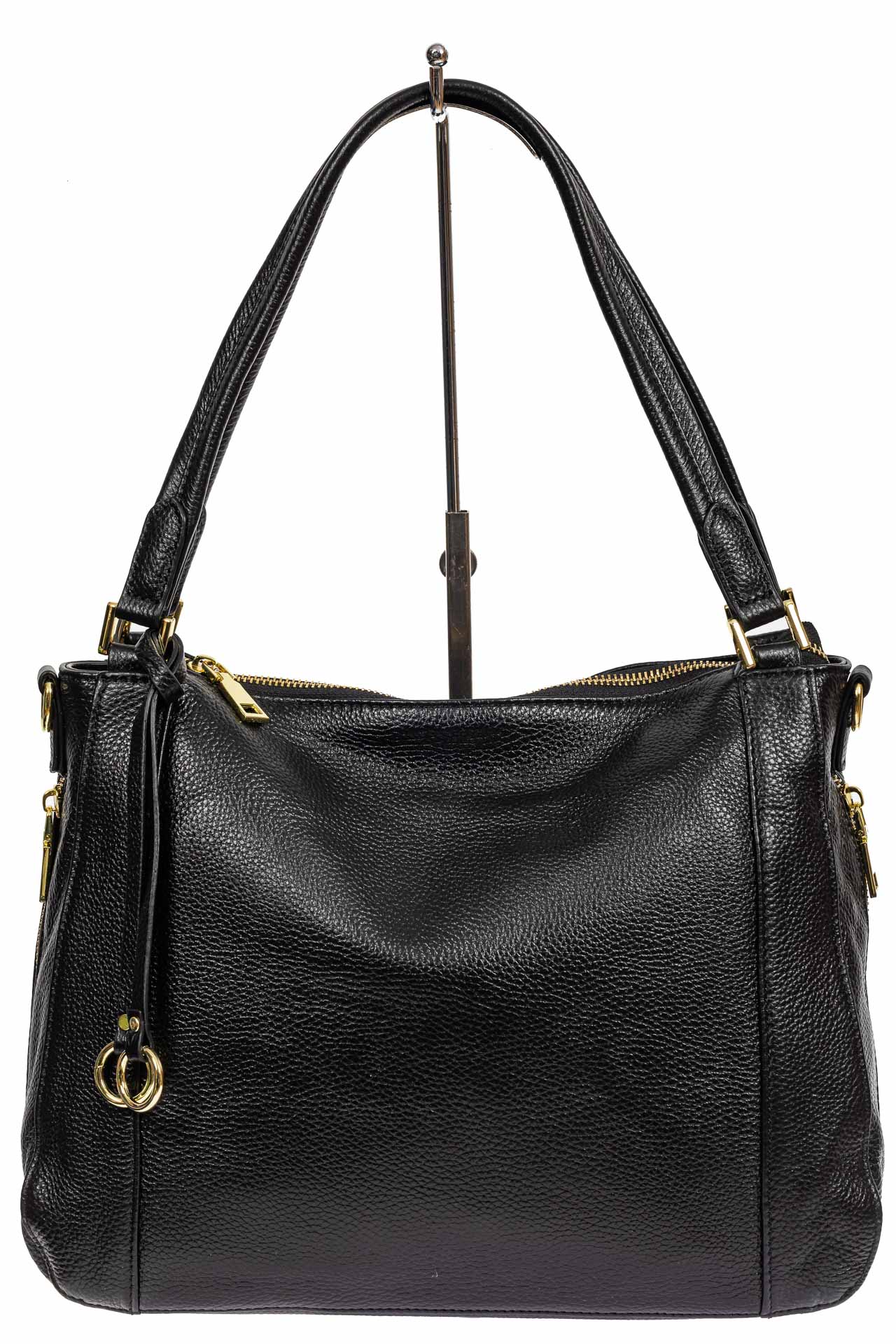 На фото 2 - Классическая женская сумка из натуральной кожи с декоративной подвеской, цвет чёрный