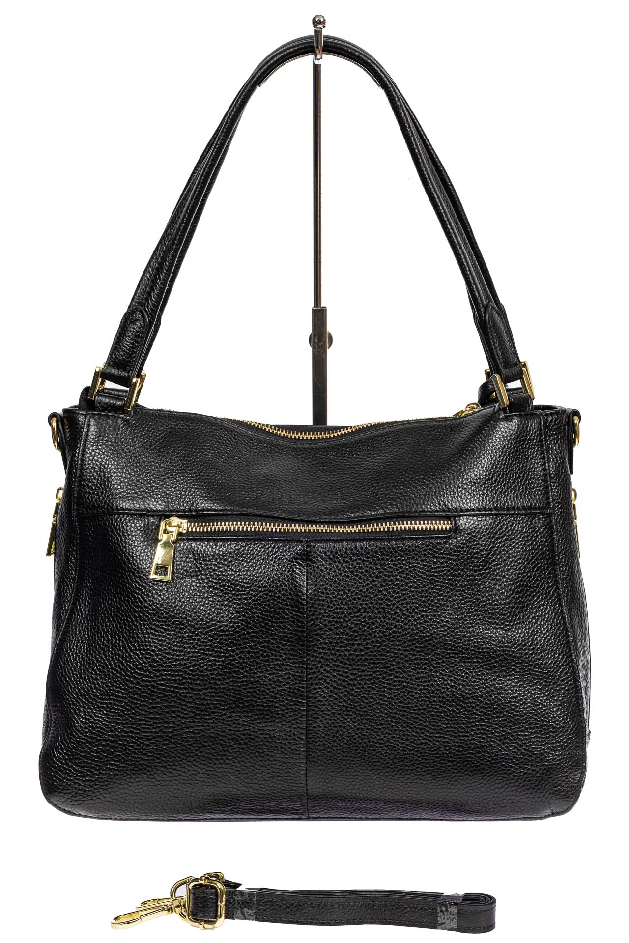На фото 3 - Классическая женская сумка из натуральной кожи с декоративной подвеской, цвет чёрный
