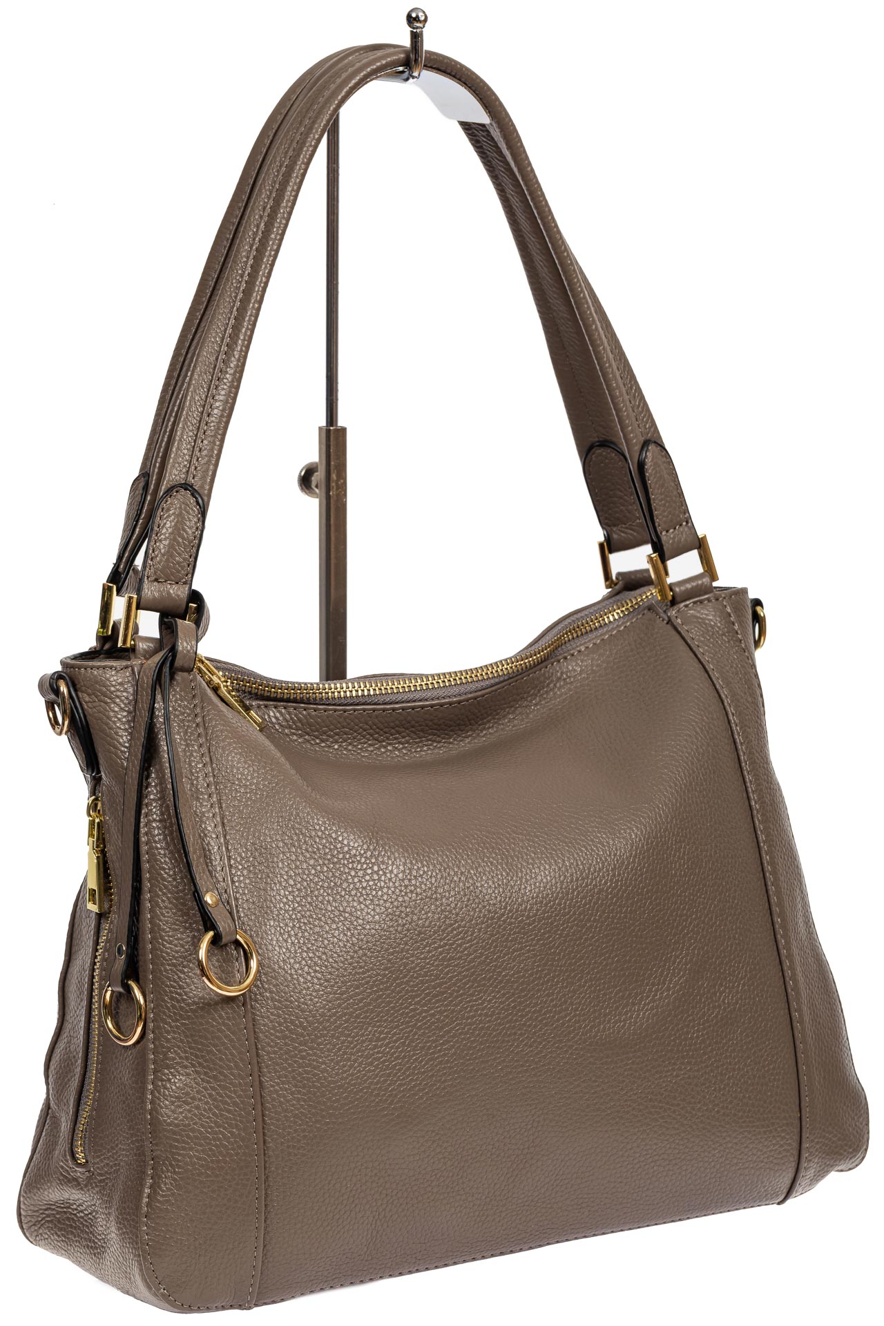На фото 1 - Классическая женская сумка из натуральной кожи с декоративной подвеской, цвет какао