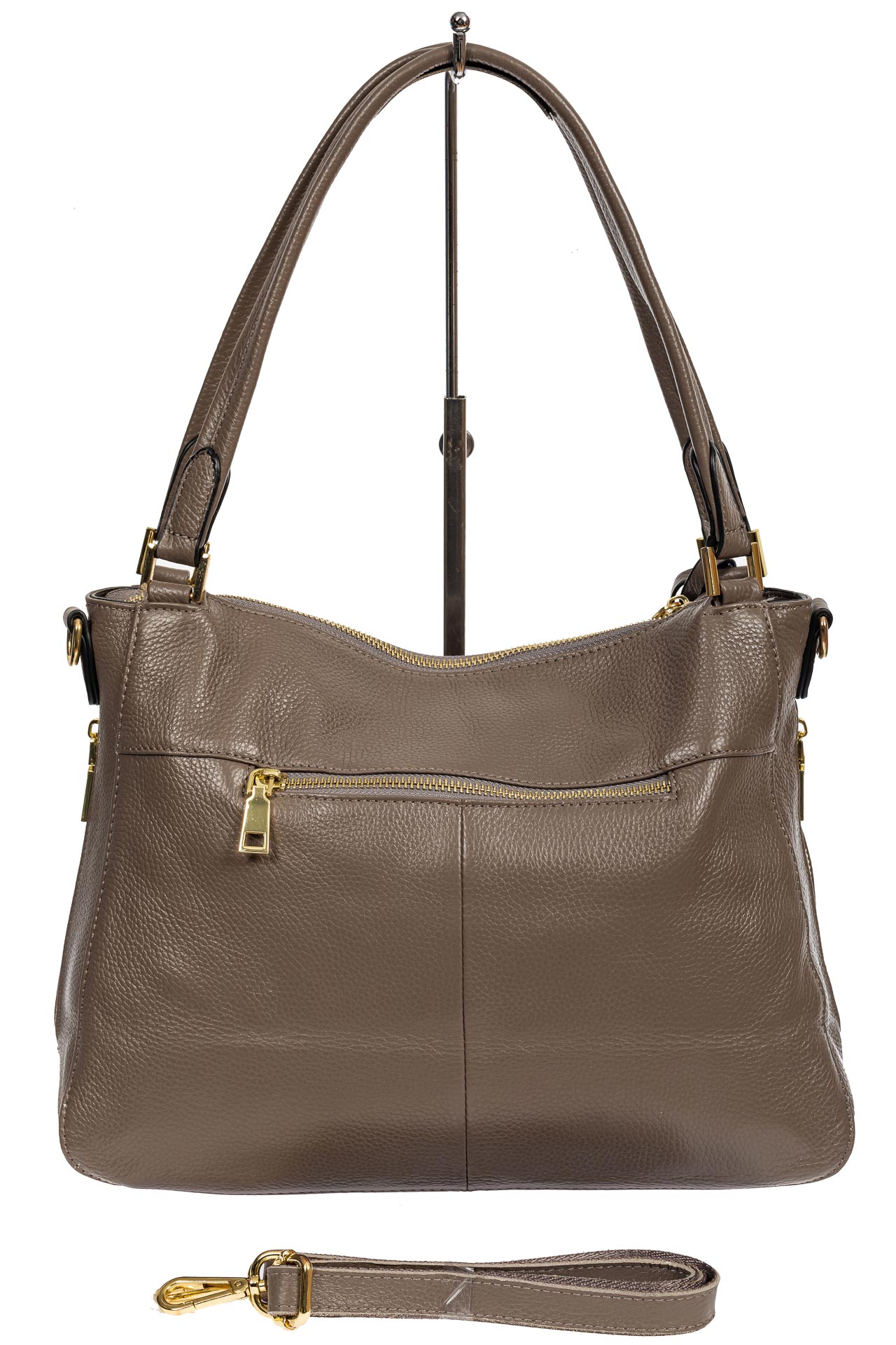 На фото 3 - Классическая женская сумка из натуральной кожи с декоративной подвеской, цвет какао