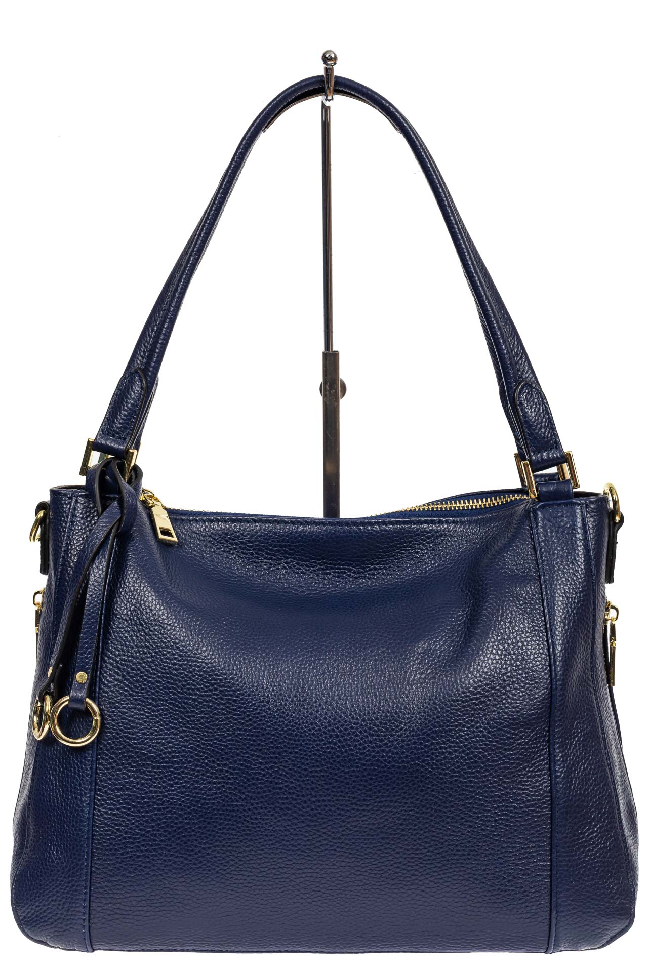На фото 2 - Классическая женская сумка из натуральной кожи с декоративной подвеской, цвет тёмно-синий