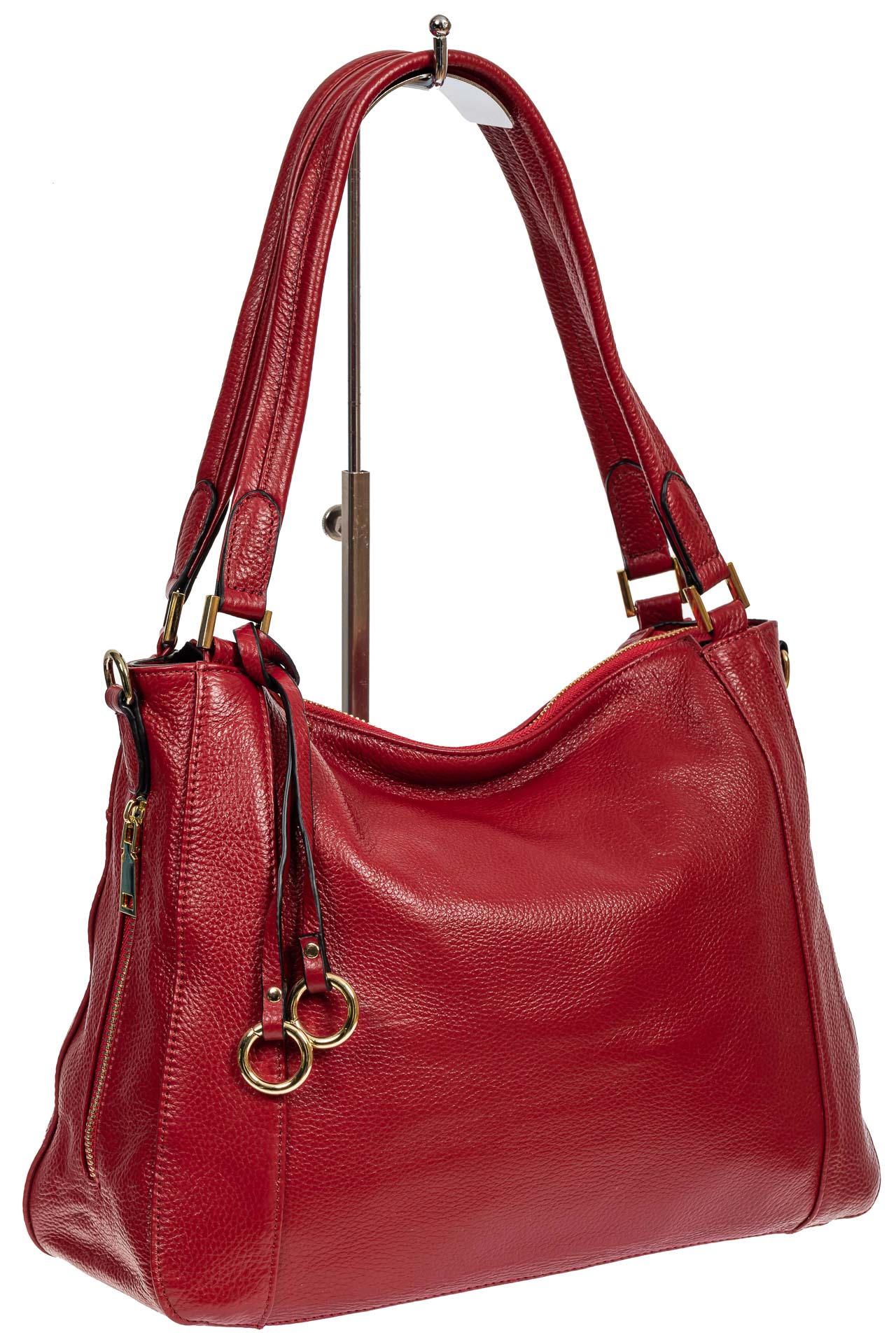На фото 1 - Классическая женская сумка из натуральной кожи с декоративной подвеской, цвет бордовый