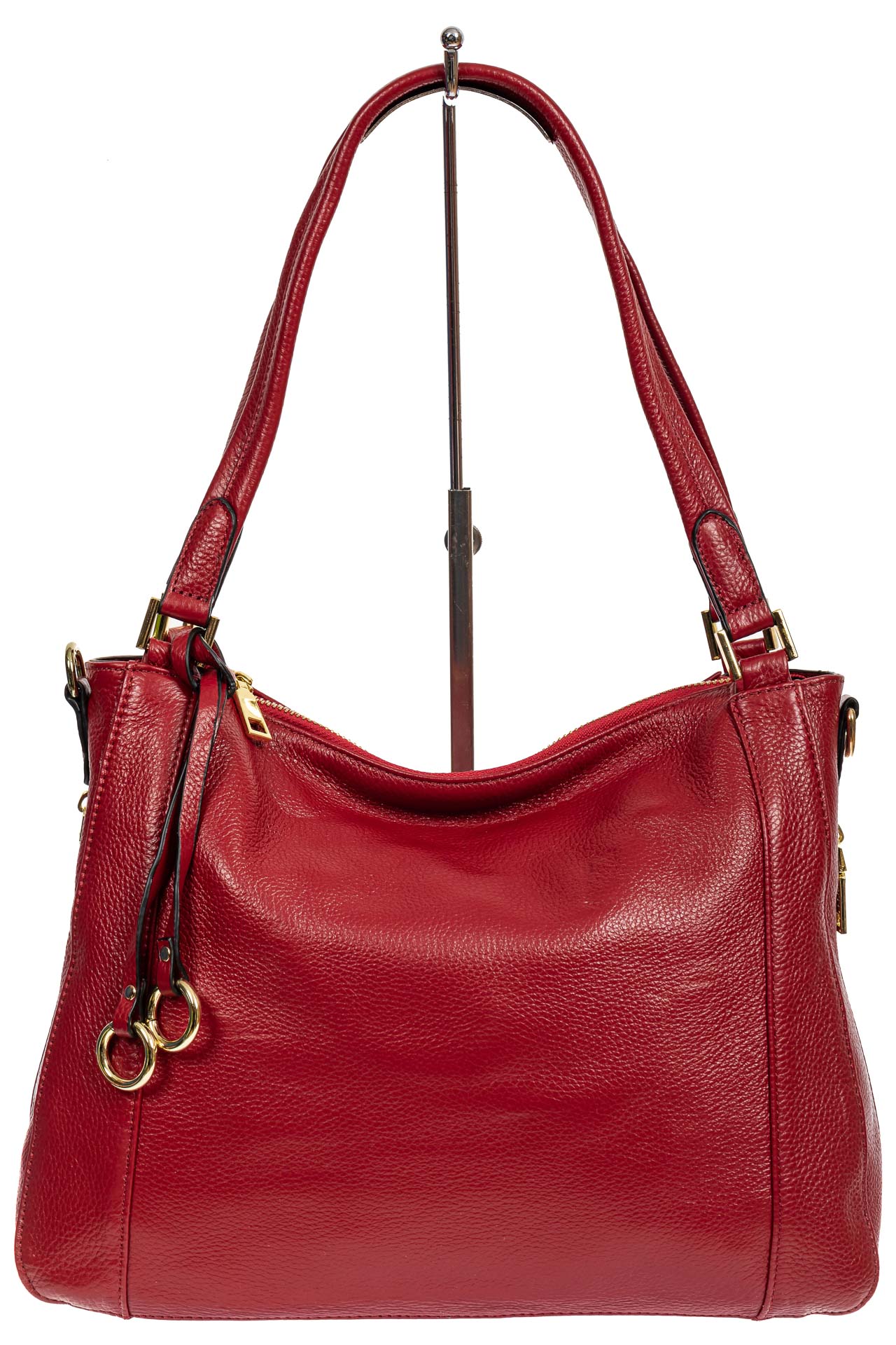 На фото 2 - Классическая женская сумка из натуральной кожи с декоративной подвеской, цвет бордовый