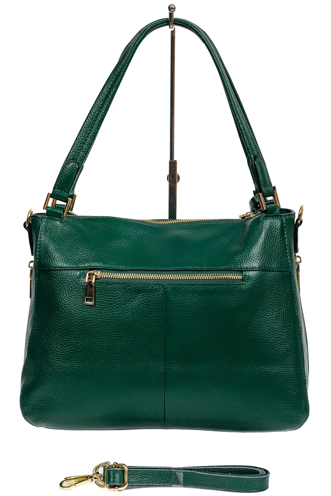 На фото 3 - Классическая женская сумка из натуральной кожи с декоративной подвеской, цвет зелёный