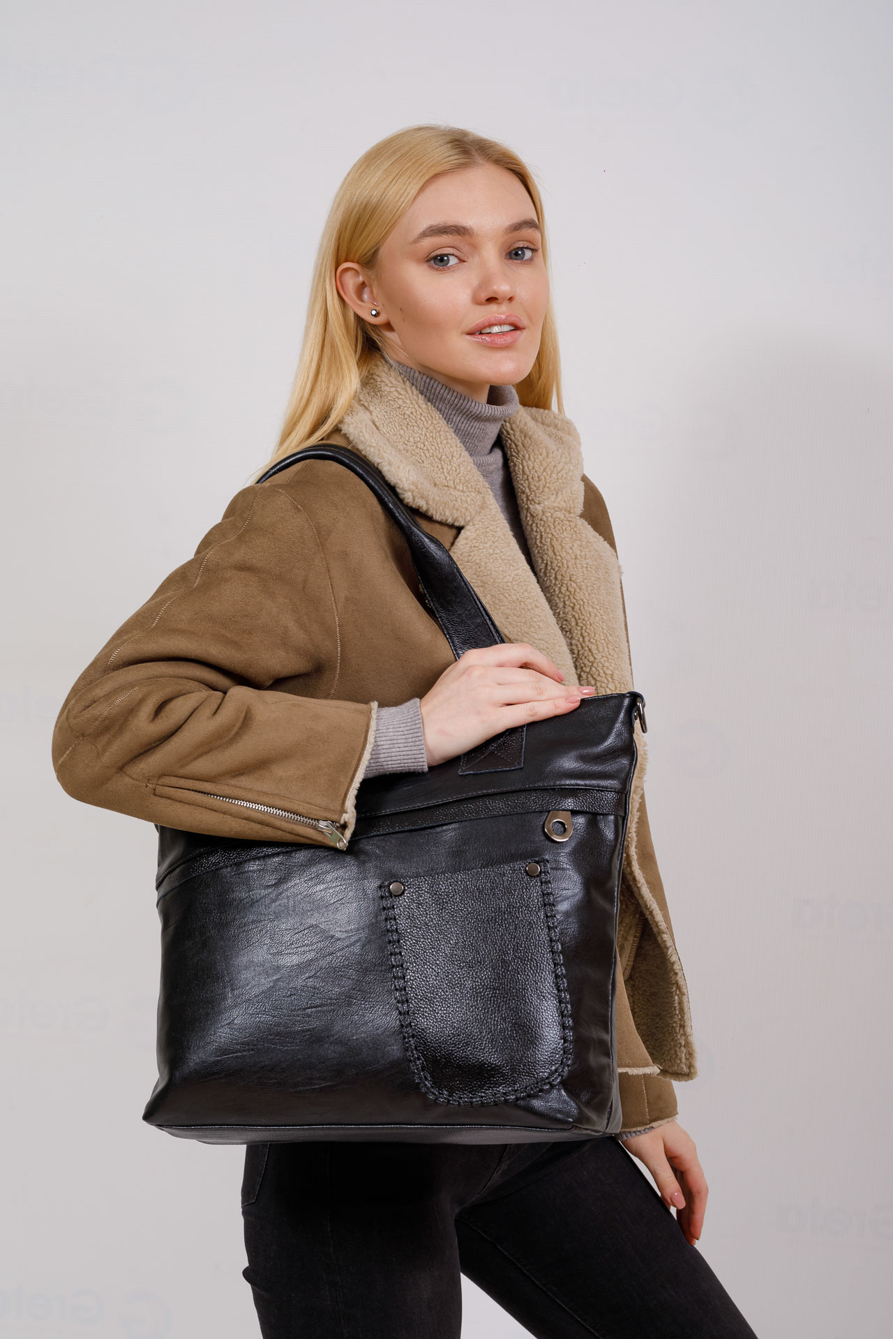 На фото 5 - Женская сумка-тоут из мягкой искусственной кожи, цвет чёрный