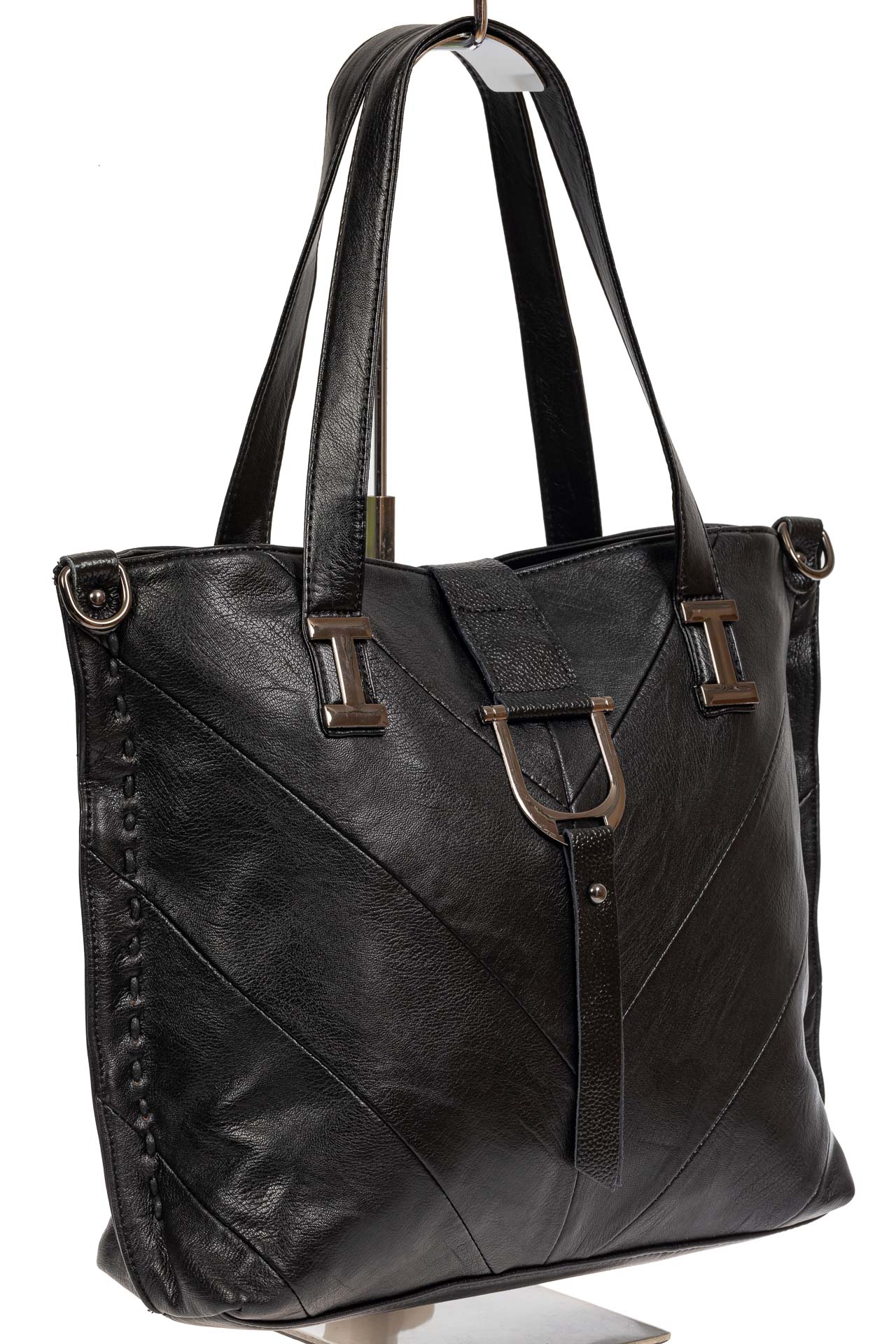 На фото 1 - Женская сумка из искусственной кожи с крупной подвеской, цвет чёрный