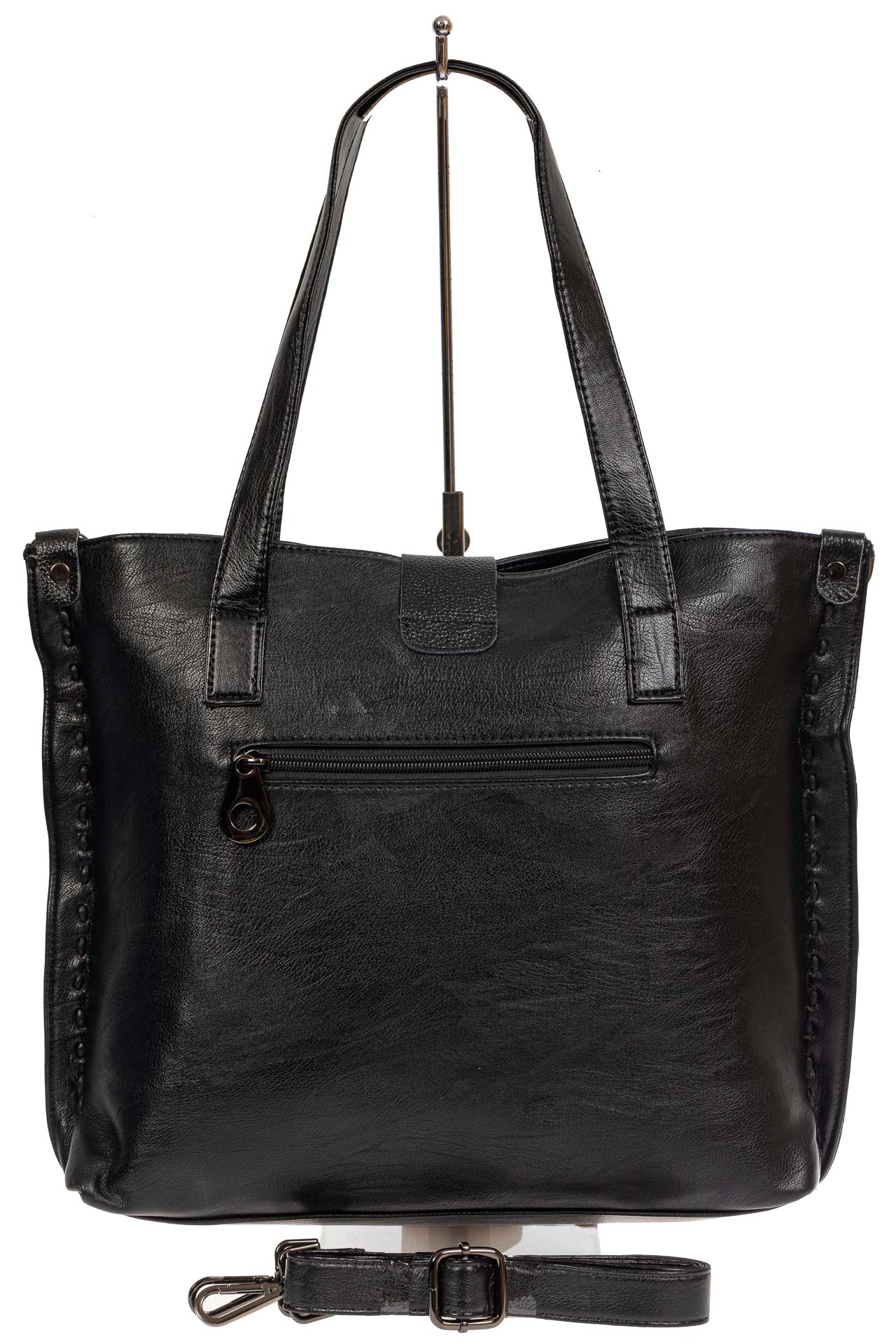 На фото 3 - Женская сумка из искусственной кожи с крупной подвеской, цвет чёрный