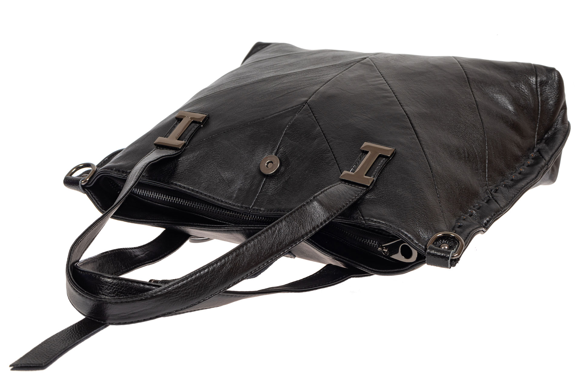 На фото 4 - Женская сумка из искусственной кожи с крупной подвеской, цвет чёрный
