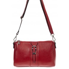 На фото 2 - Кожаная женская сумка с декоративной пряжкой, цвет бордовый