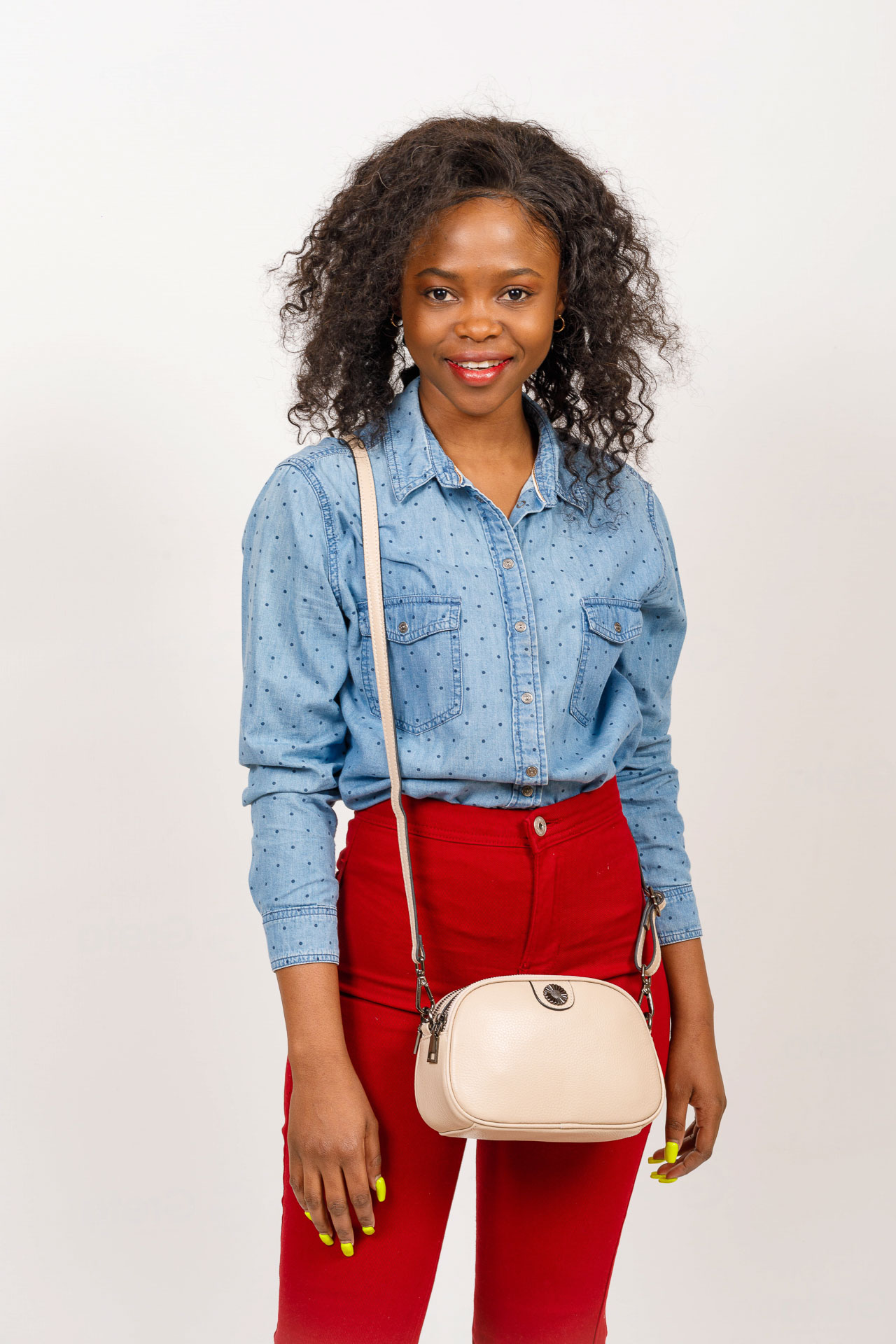 На фото 5 - Женская сумочка кросс-боди из натуральной кожи, цвет нежно-бирюзовый