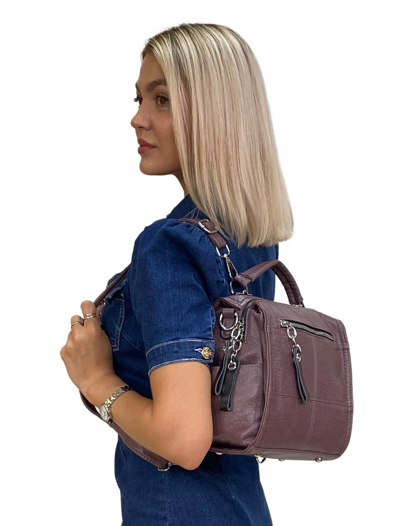 На фото 3 - Женская сумка-рюкзак трансформер из искусственной кожи цвет фиолетовый