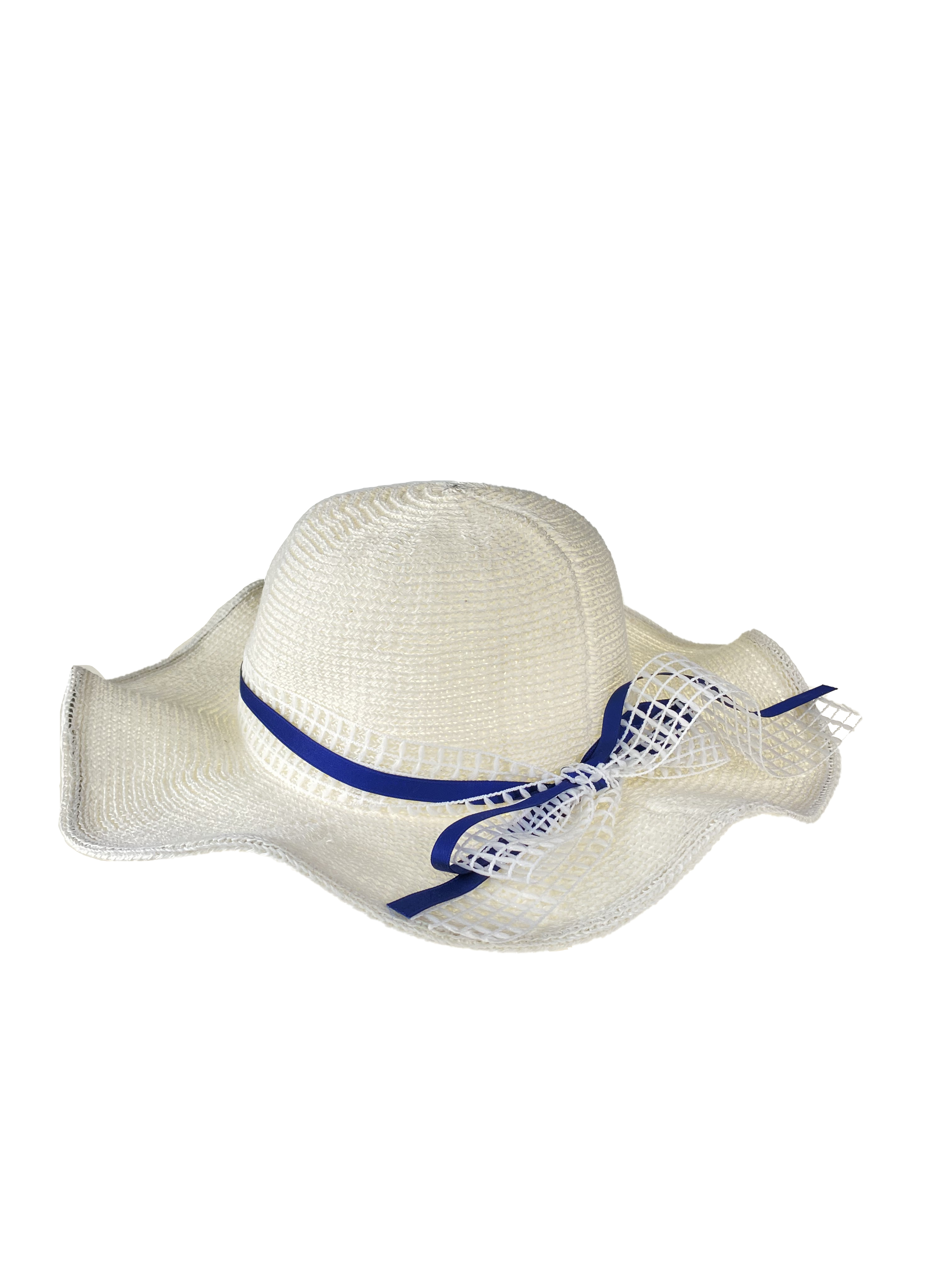 На фото 1 - Летняя женская шляпка с волнистыми полями, цвет белый