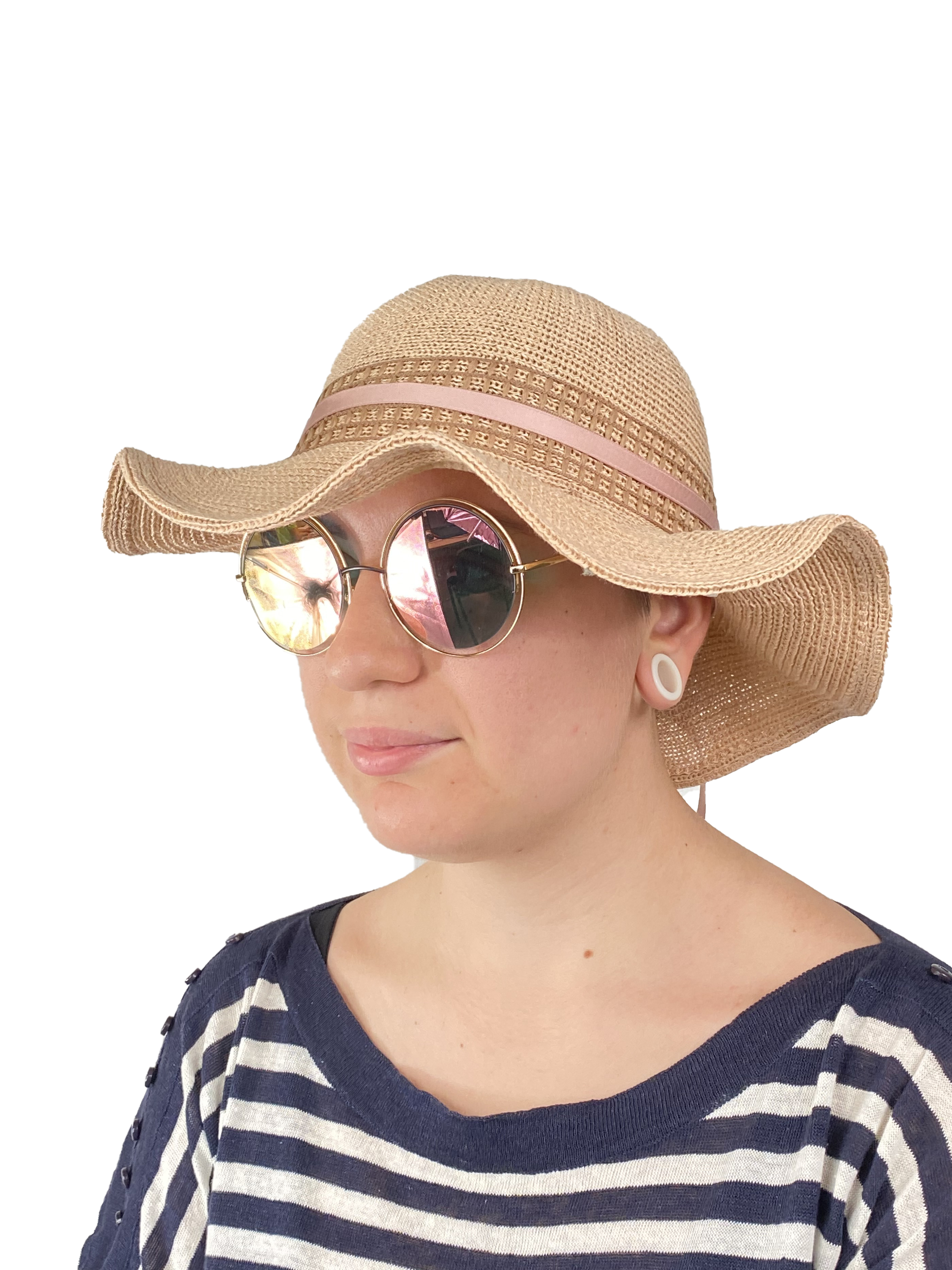 На фото 2 - Летняя женская шляпка с волнистыми полями, цвет светло-коричневый