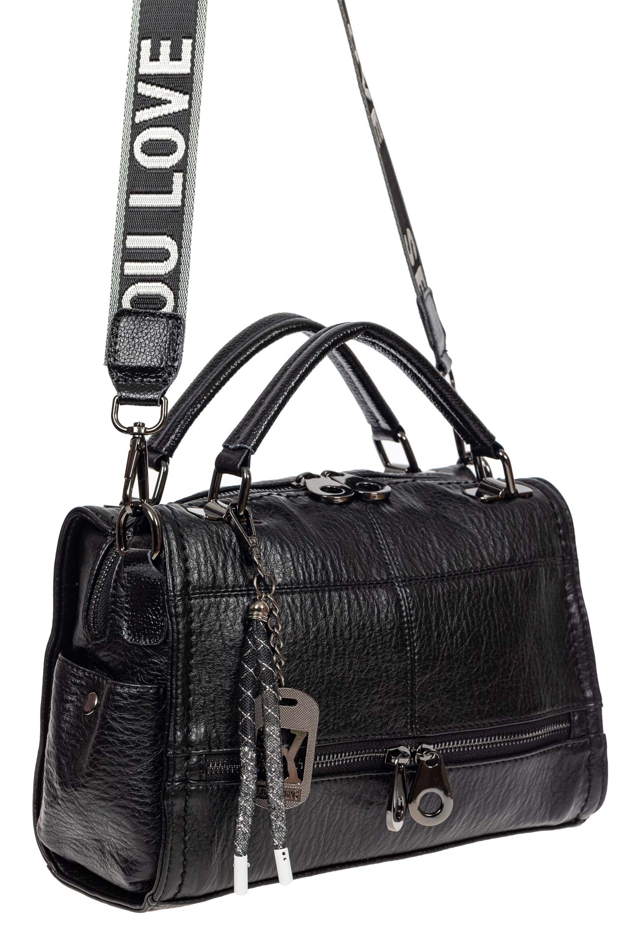 На фото 1 - Женская сумка из фактурной искусственной кожи с подвесками, цвет чёрный