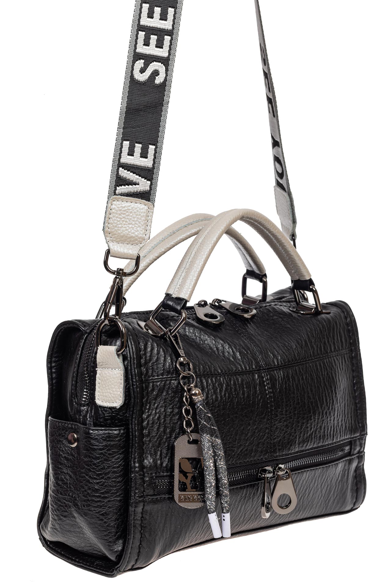 На фото 1 - Женская сумка из фактурной искусственной кожи с подвесками, цвет чёрный с серебристым