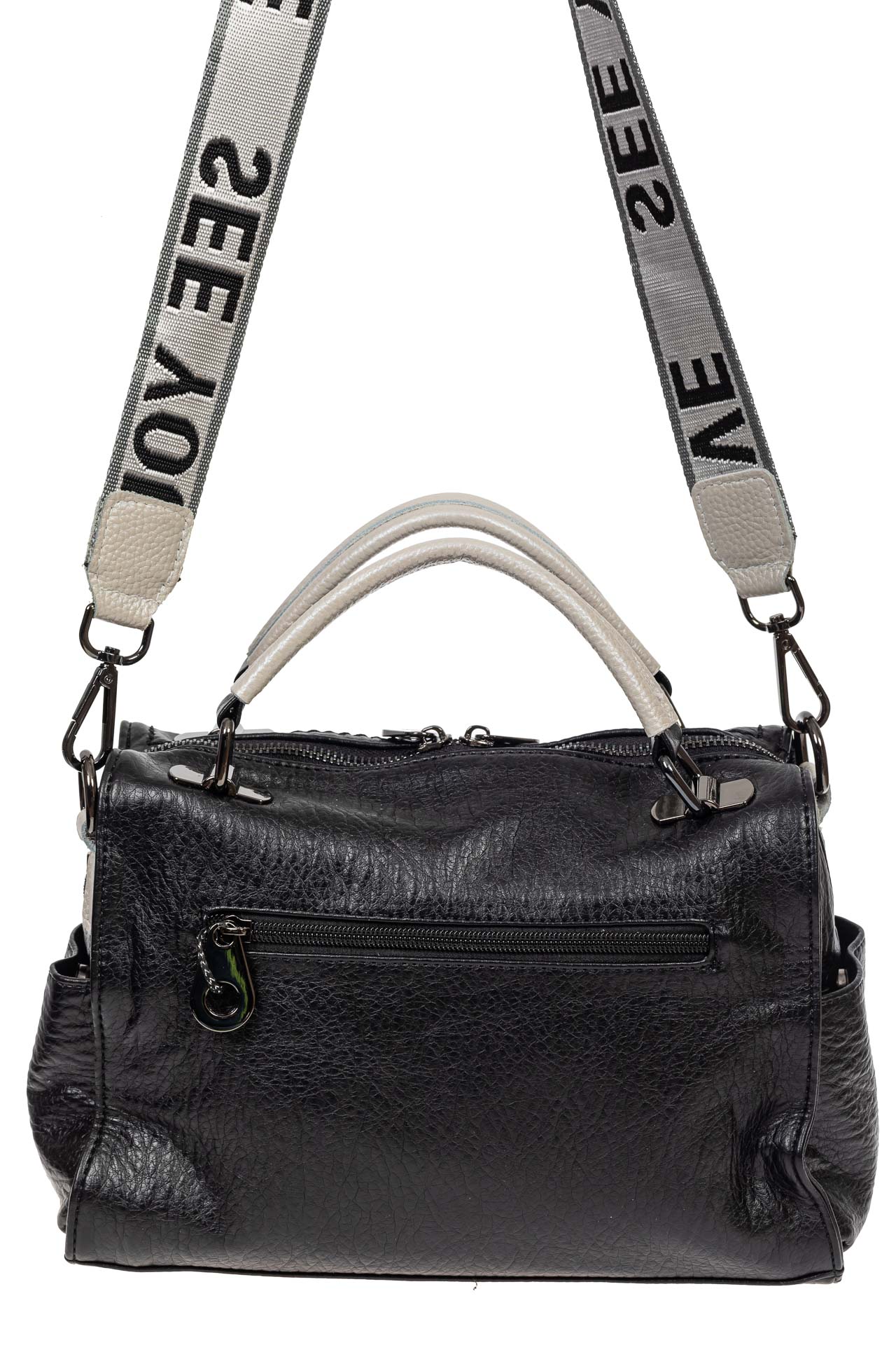 На фото 3 - Женская сумка из фактурной искусственной кожи с подвесками, цвет чёрный с серебристым