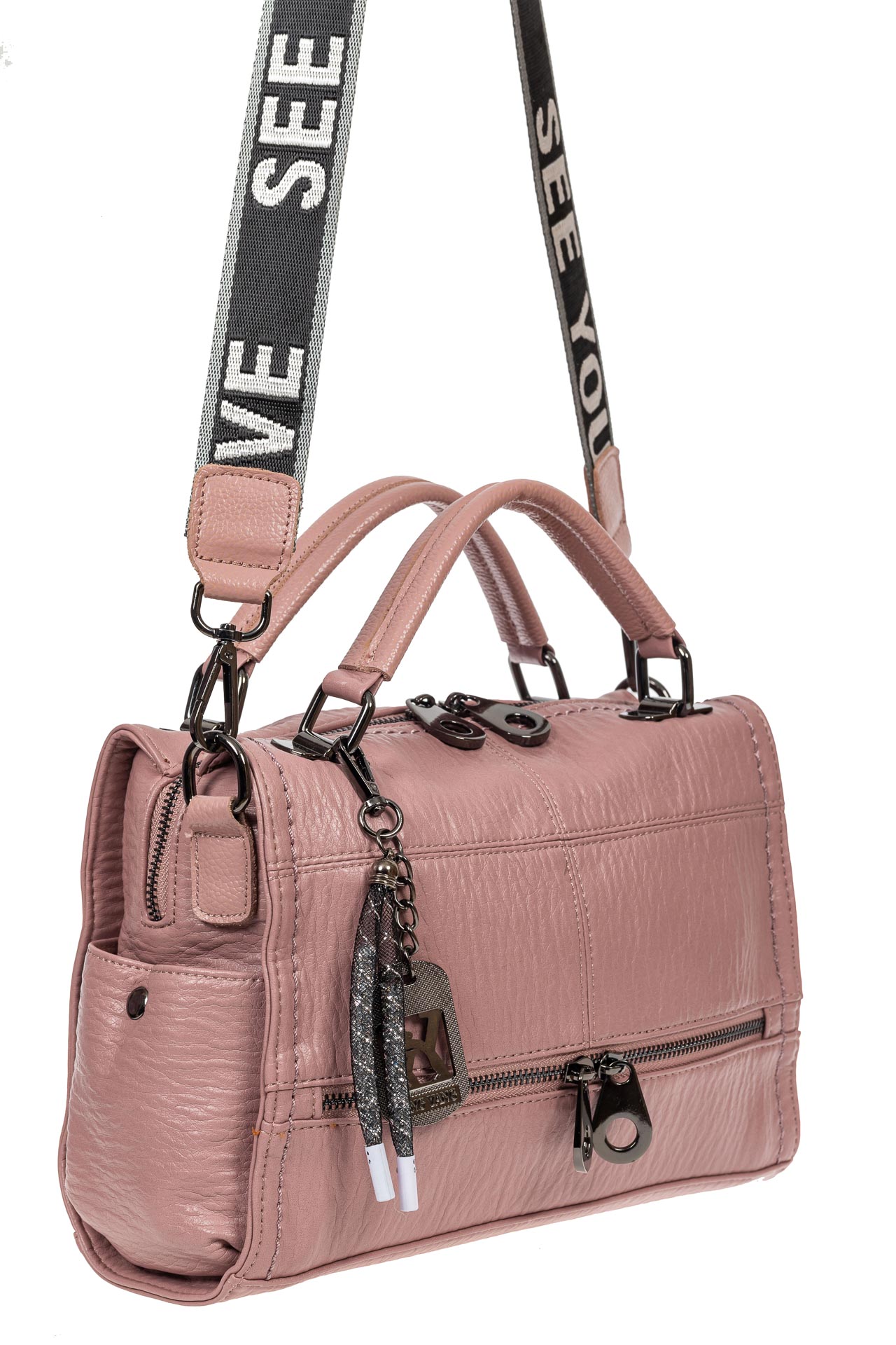 На фото 1 - Женская сумка из фактурной искусственной кожи с подвесками, цвет розовый