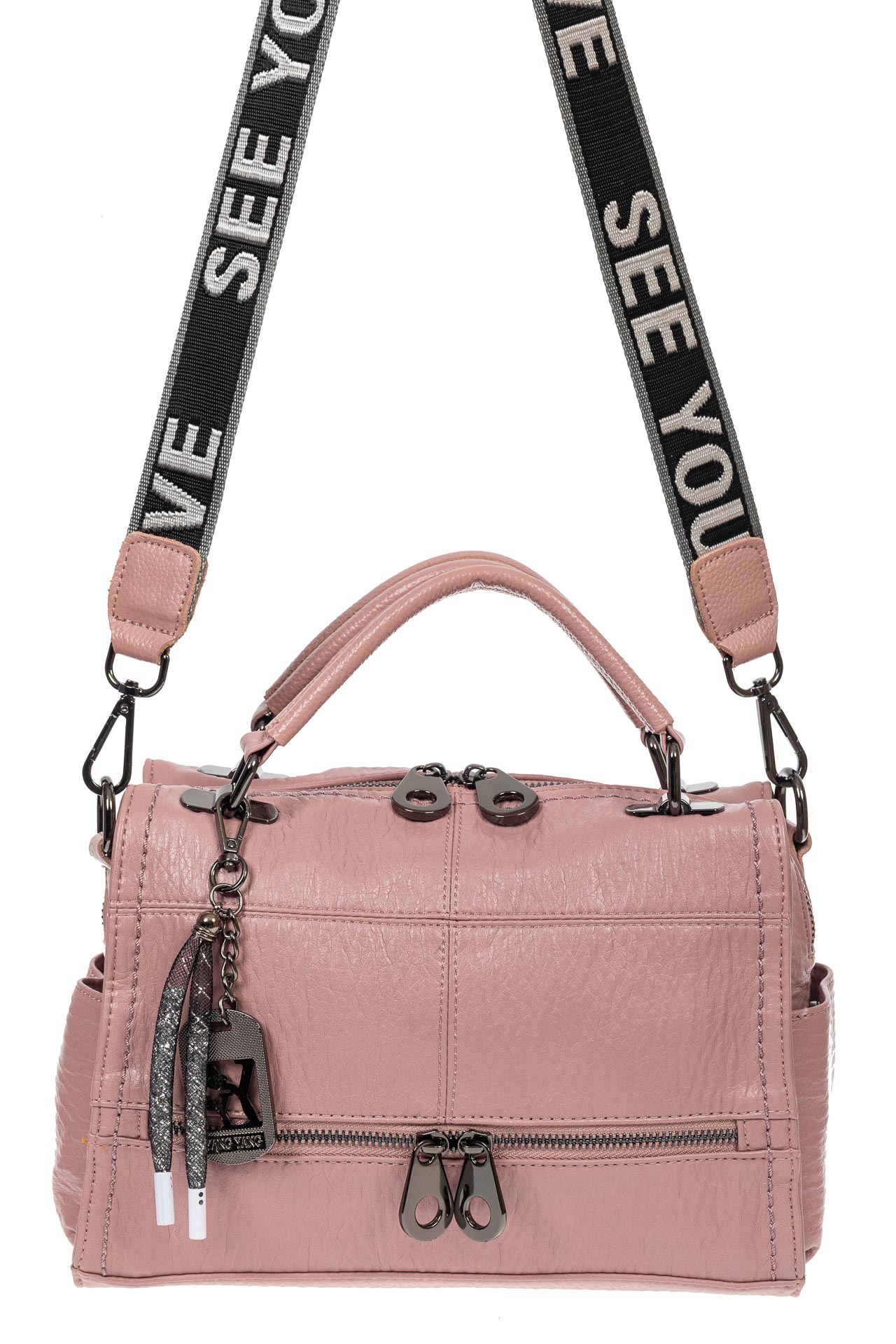 На фото 2 - Женская сумка из фактурной искусственной кожи с подвесками, цвет розовый