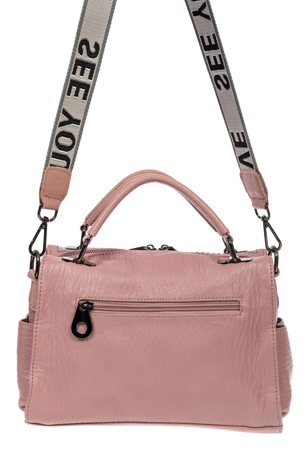 На фото 3 - Женская сумка из фактурной искусственной кожи с подвесками, цвет розовый