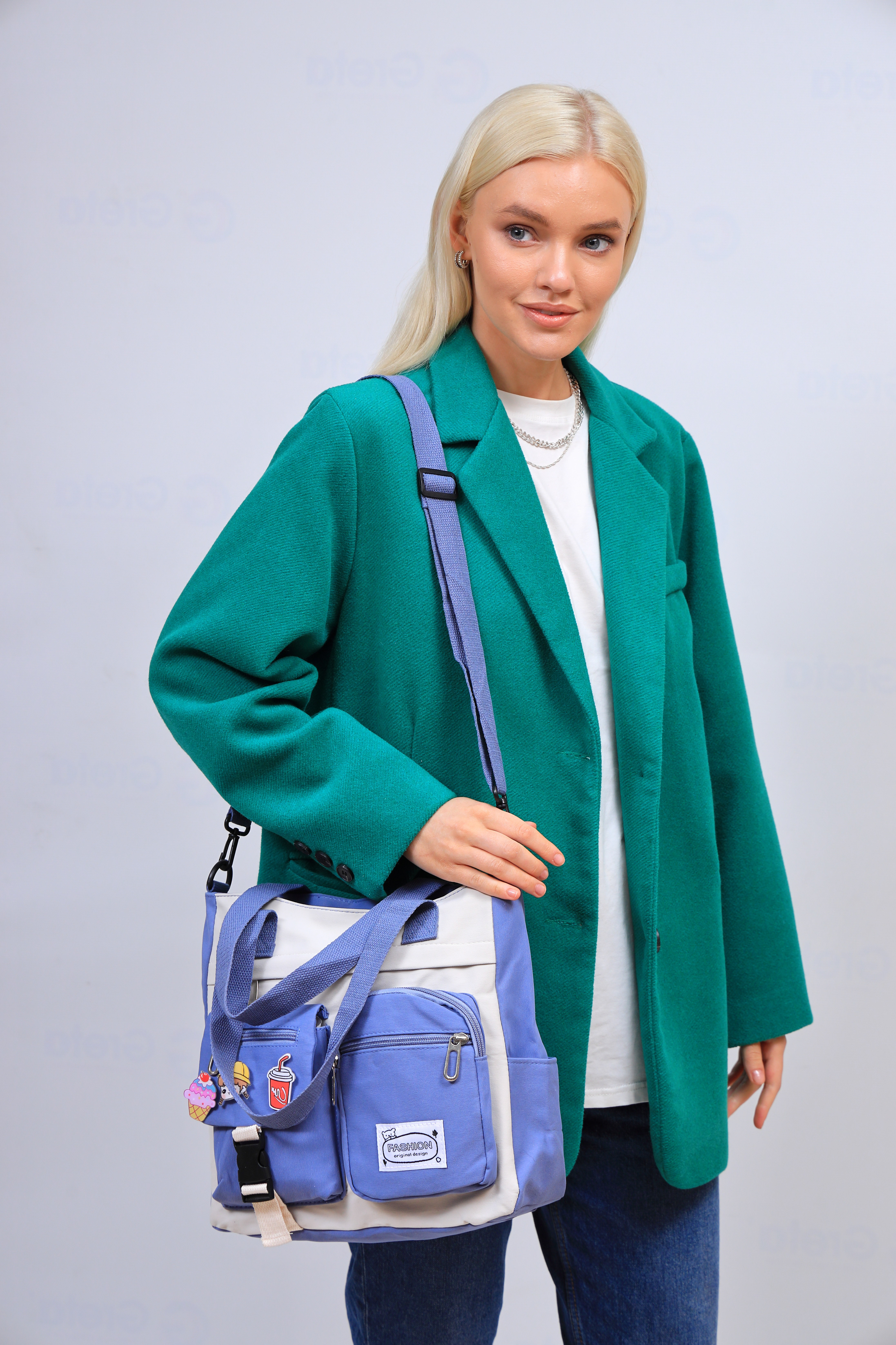 На фото 1 - Молодежная  сумка шоппер из текстиля, цвет белый с синим