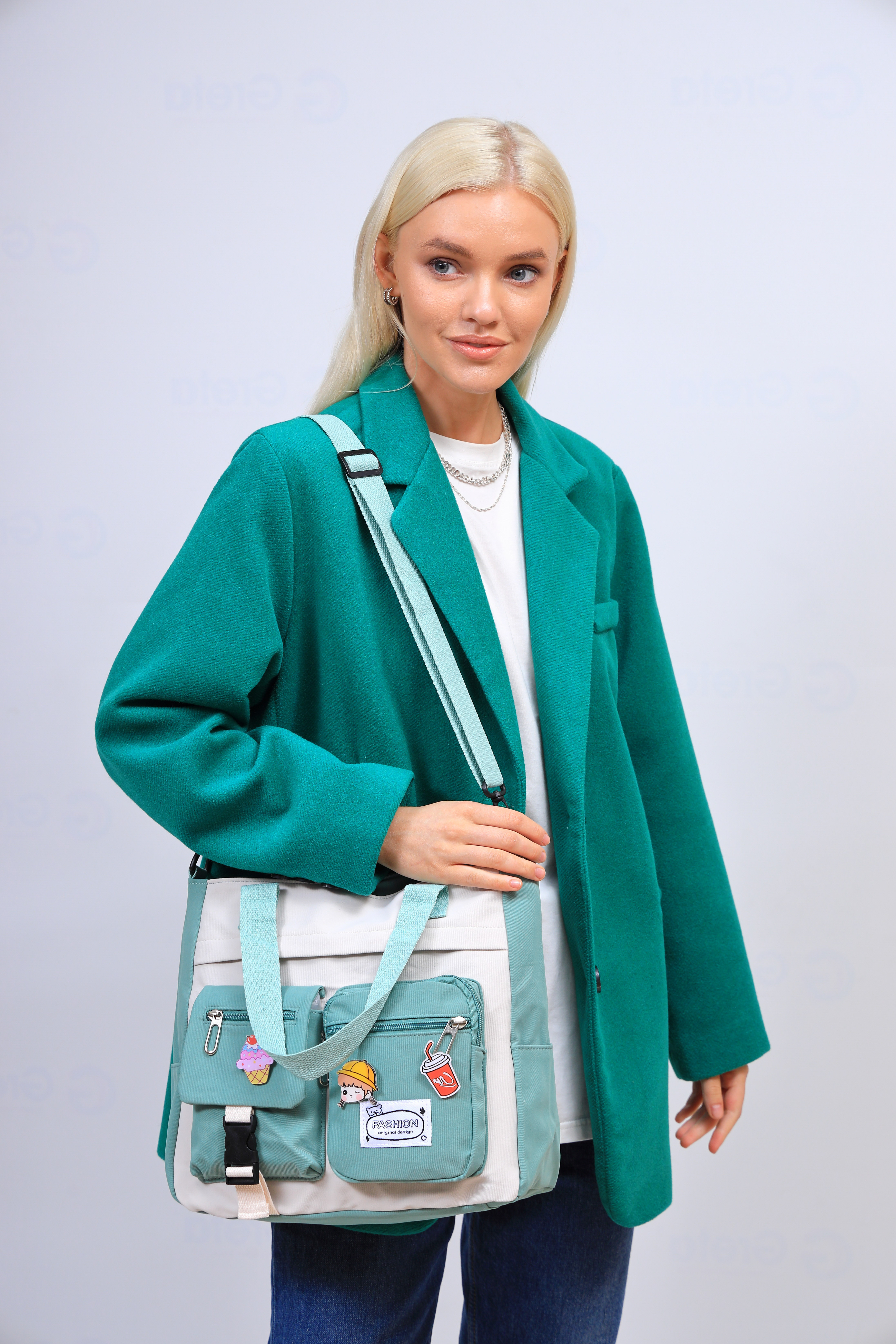 На фото 1 - Молодежная  сумка шоппер из текстиля, цвет белый с бирюзой