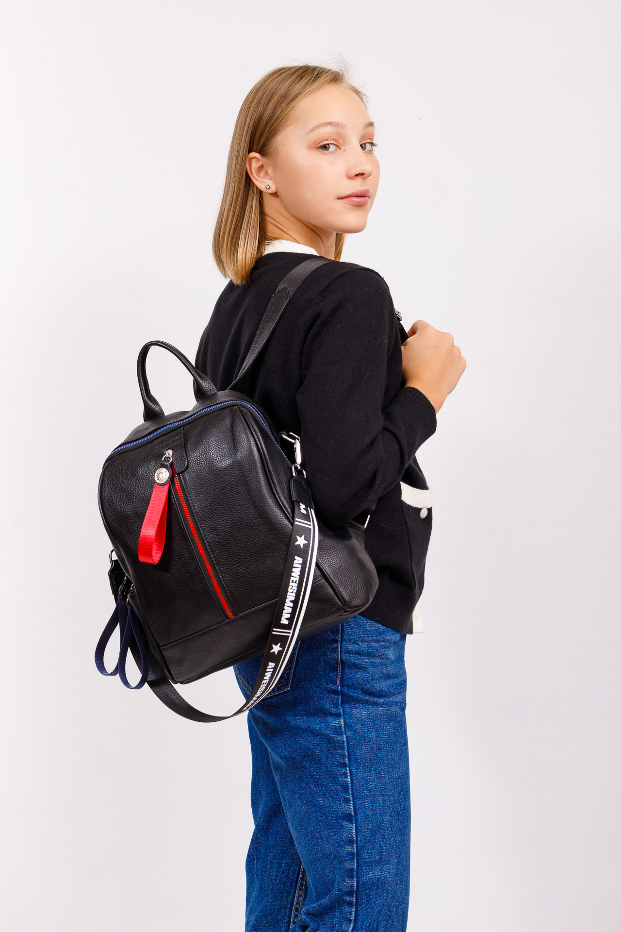 На фото 5 - Женский рюкзак из натуральной кожи, цвет черный