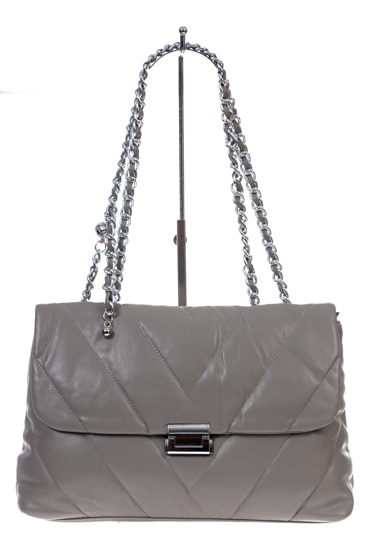 На фото 2 - Женская сумка стеганая с цепочкой из искусственной кожи, цвет серый