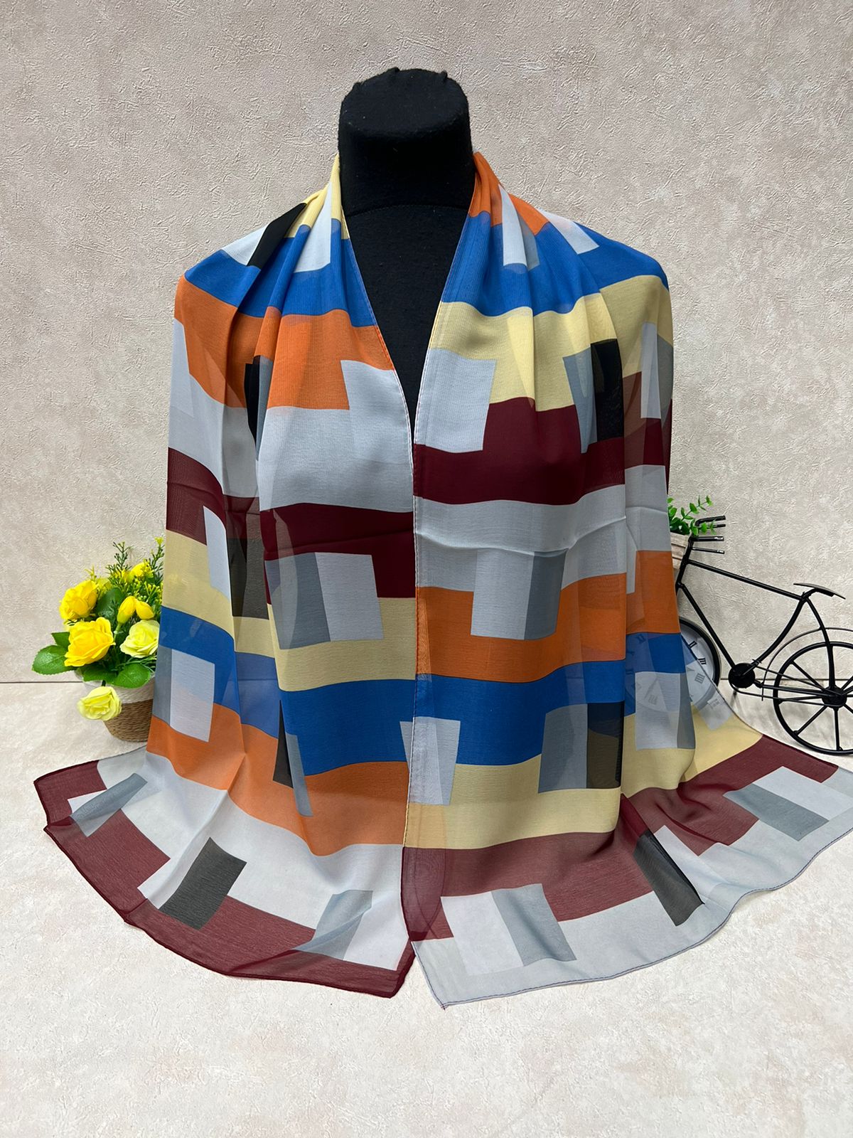 На фото 1 - Легкий платок  из шифона   , мультицвет