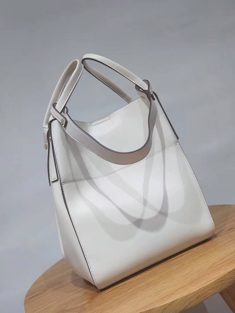 На фото 3 - Женская сумка с ручками-трансформерами из натуральной кожи, цвет белый