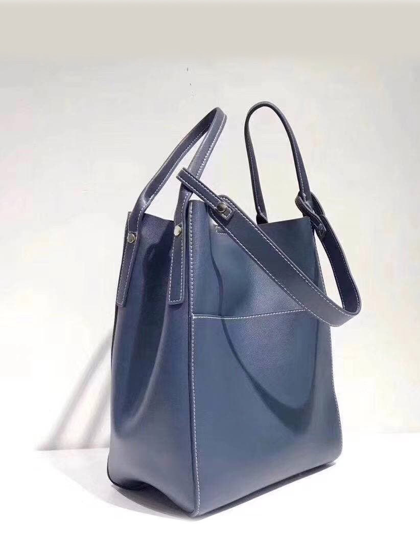 На фото 3 - Женская сумка с ручками-трансформерами из натуральной кожи, цвет синий
