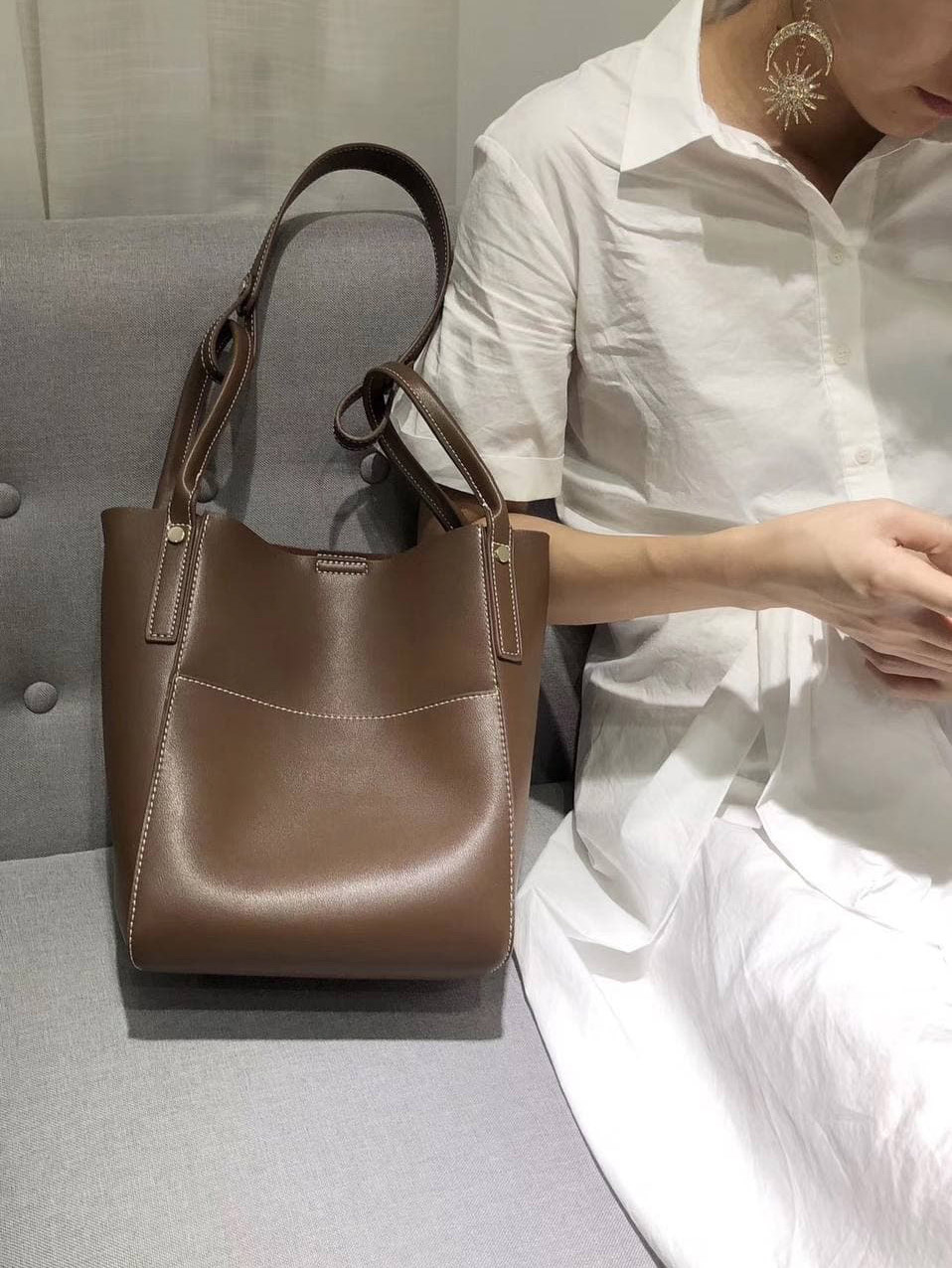 На фото 2 - Женская сумка с ручками-трансформерами из натуральной кожи, цвет коричневый