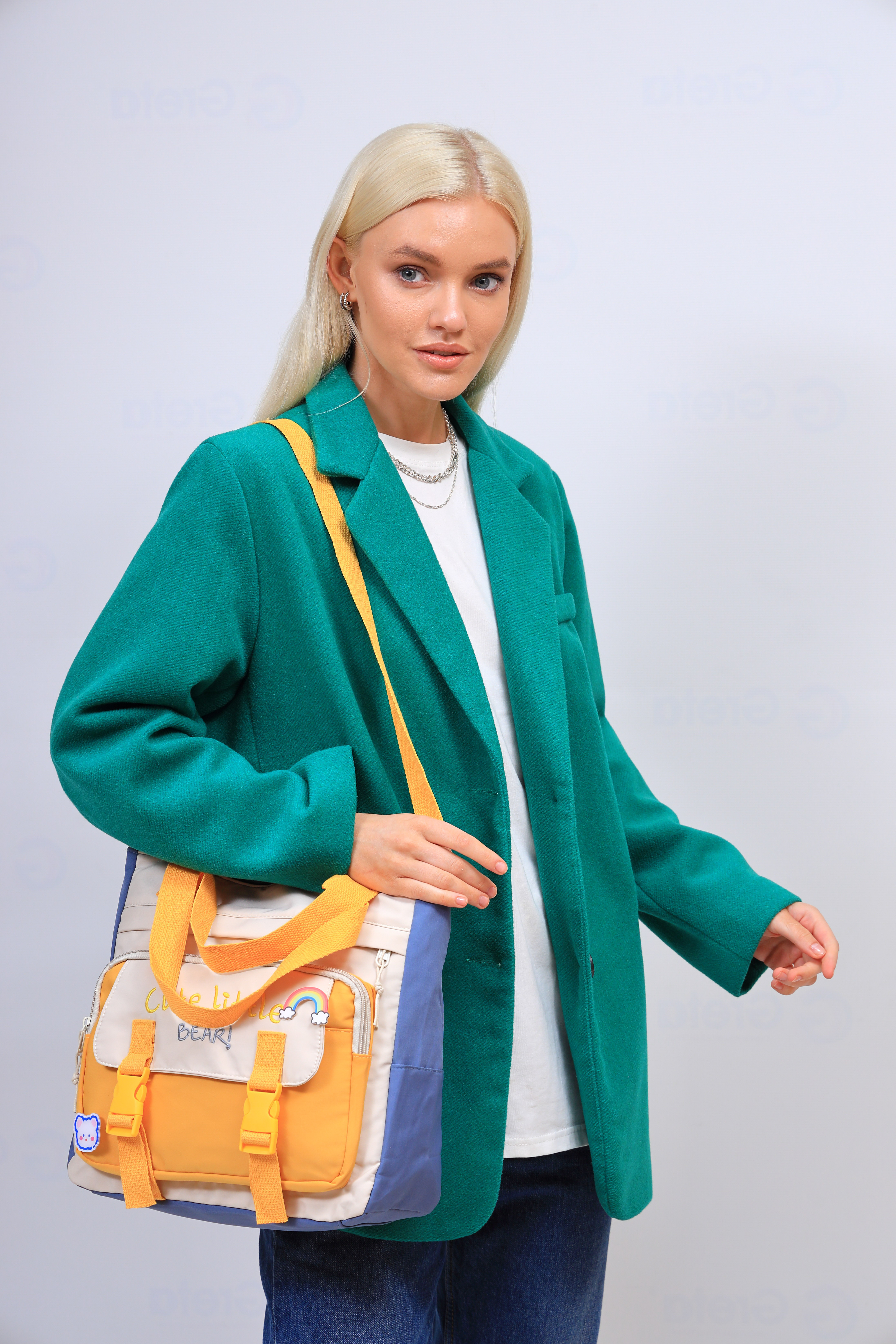 На фото 1 - Молодежная  сумка шоппер из текстиля, мультицвет