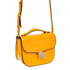 на фото Лаковая сумка с замком-сердечко цвета манго 6239