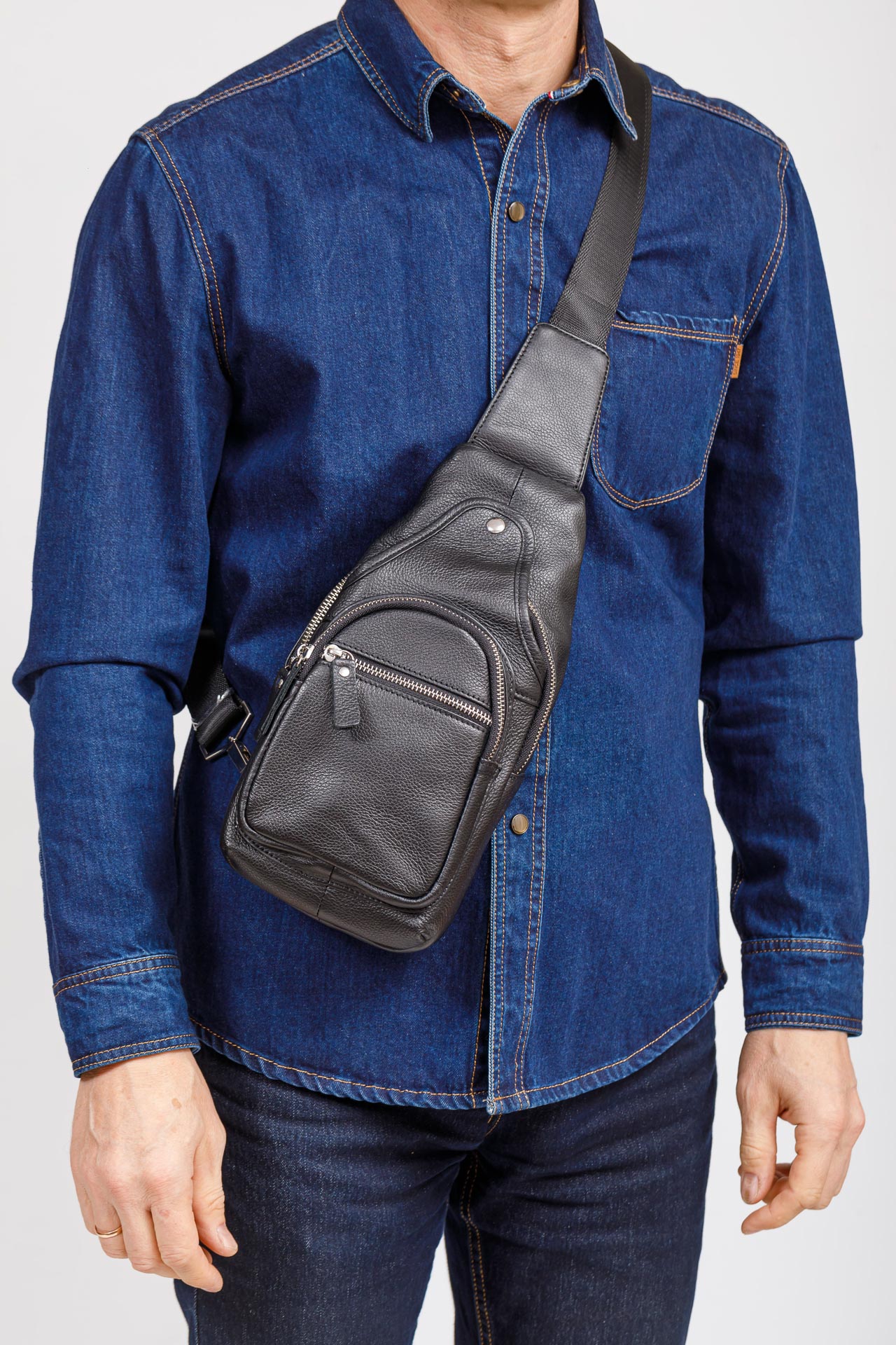 На фото 4 - Слинг-рюкзак для мужчин из натуральной кожи, цвет черный