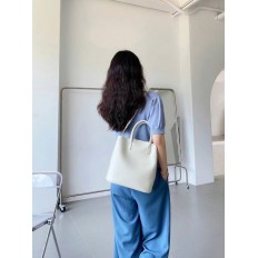 На фото 3 - Женская сумка трапеция из натуральной кожи с плетёной ручкой, цвет молочный
