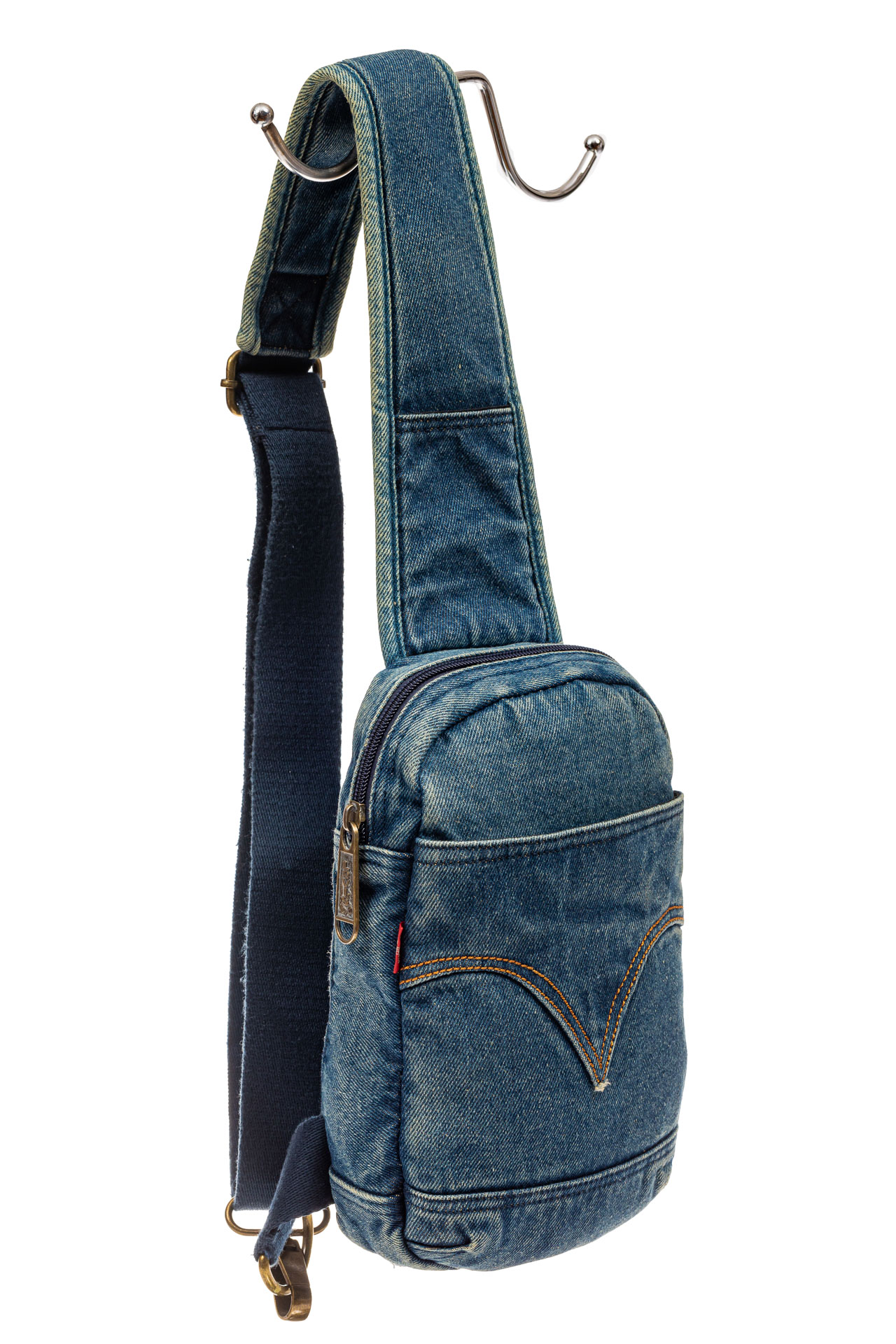 На фото 1 - Текстильный слинг-рюкзак для мужчин, цвет голубой