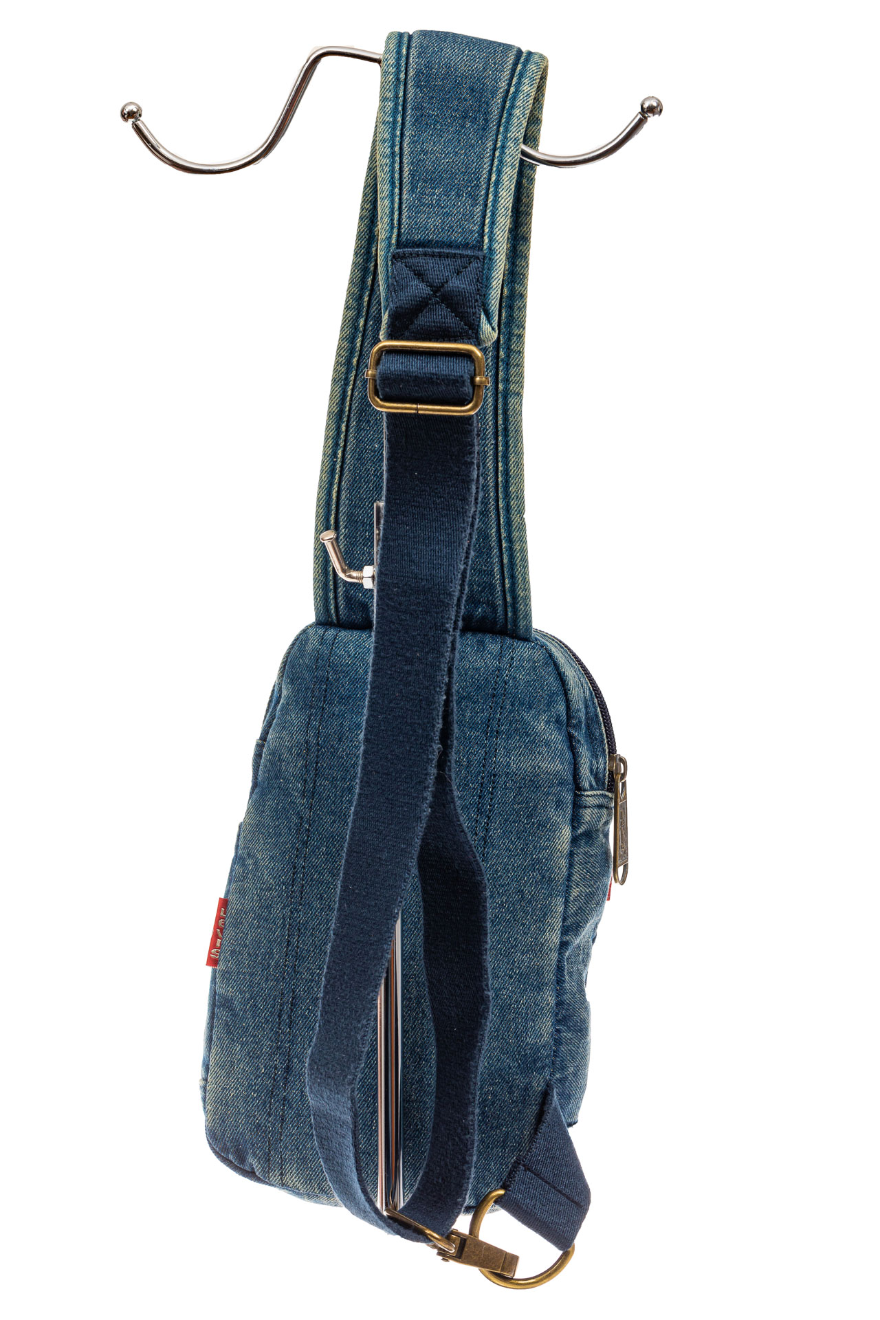 На фото 3 - Текстильный слинг-рюкзак для мужчин, цвет голубой